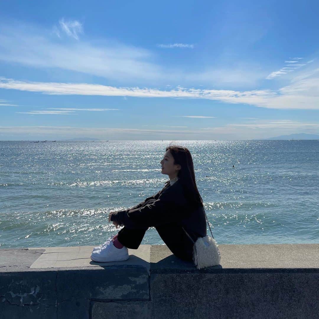 ひよんのインスタグラム：「🏖💖  久しぶりに江ノ島行った日☺️✨ 天気も良くてすっごく癒された😍  コンクリートに登るの大変だった🤣笑  #ひよん #江ノ島 #七里ヶ浜 #湘南」