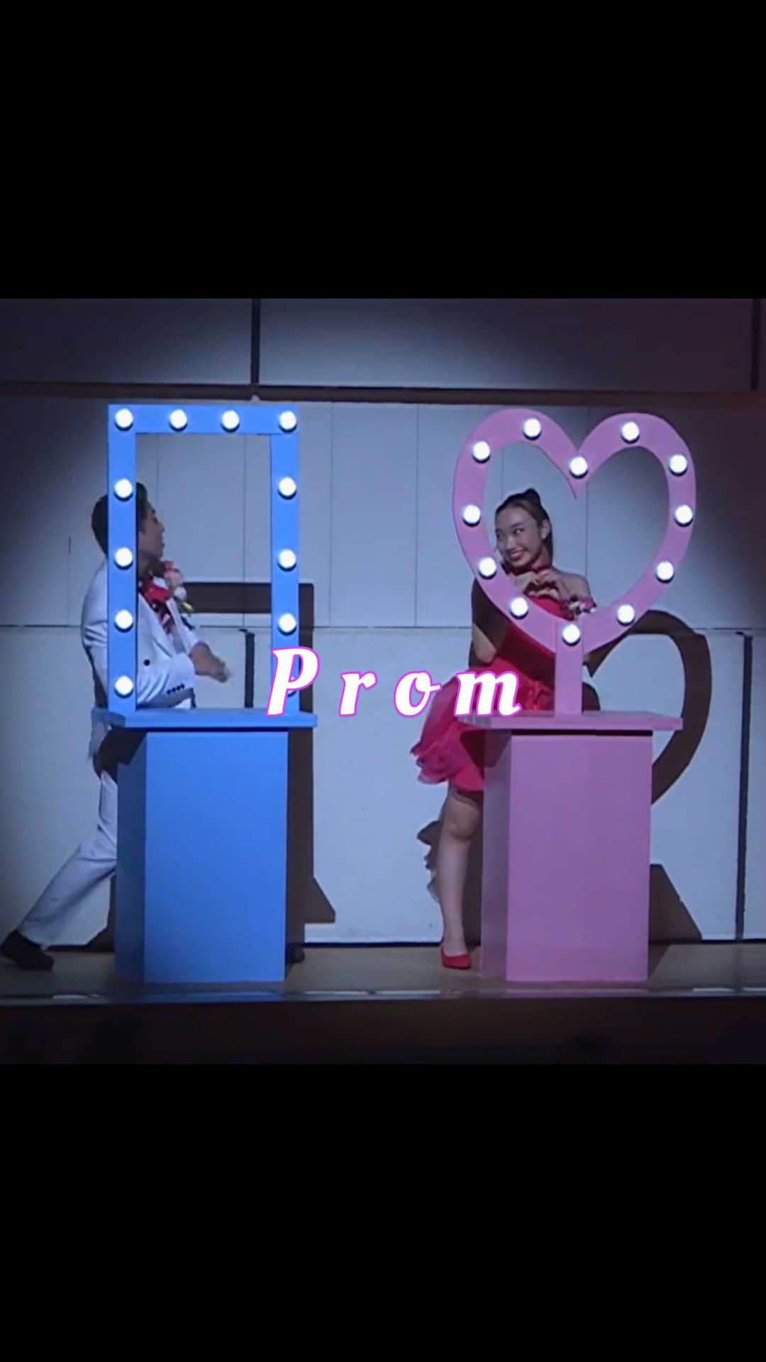 Ruuのインスタグラム：「Prom👗💕💐  かわいいかわいいPromの作品👱🏻‍♀️👨🏻💕 男の子から女の子へお花を渡すシーンがお気に入り~💓  (大人になっても女の子にお花を渡す男の子になってほしいという私の願い込み笑)  @dance_studio_vivid」