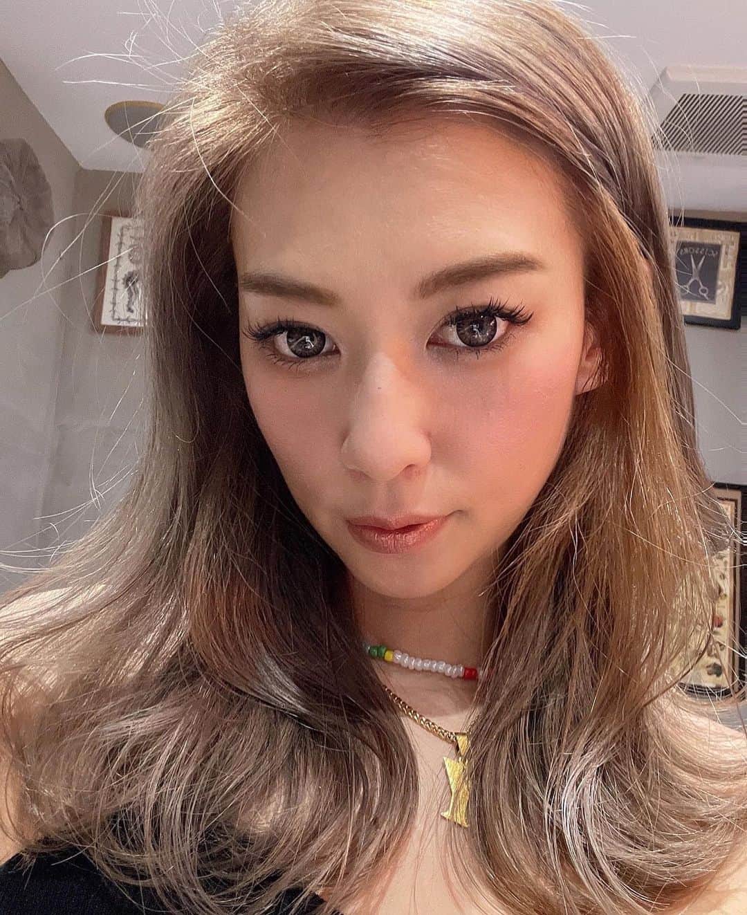 長谷川唯のインスタグラム：「・ ・ New hair🤍ブリーチしてカット10センチも切りました✂︎ @hayato_merry ありがとう✨✨  ・ ・ そしてNewまつエク💕長さを短くして目頭から11.12.13にしたよ🥰 @salon_ef_shibuya いつも満足🥺🙏🏻 ありがとうございます🧡🧡  ・ ・ #newhair #newcolor #ヘアカラー #イメチェン #カラー #マツエク #マツエクデザイン #me #newpost #happy #instagood」