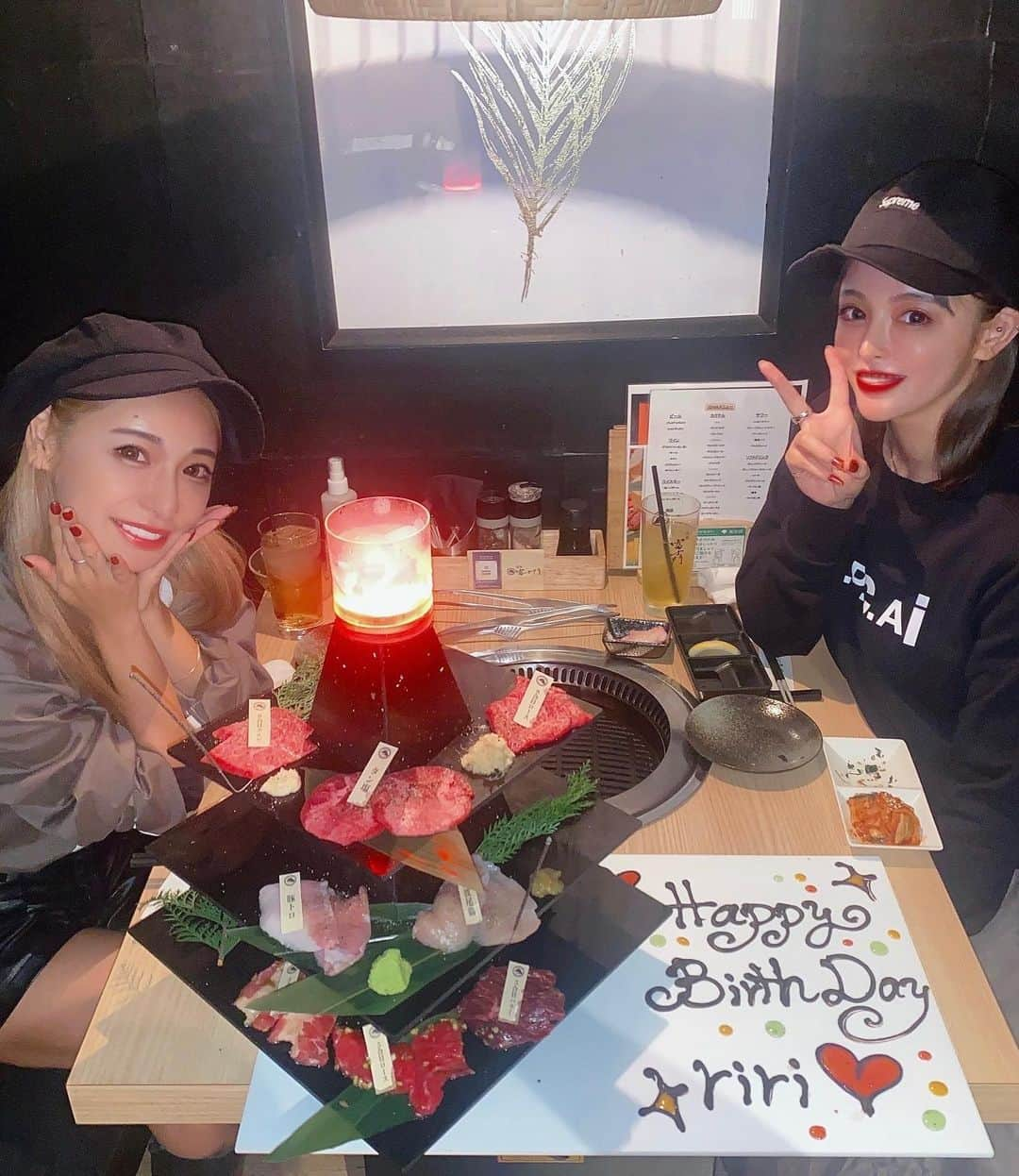 Miiさんのインスタグラム写真 - (MiiInstagram)「@riri.ribon のお祝い🎉 渋谷の焼肉屋さん @shibuya_yakiniku_fujimon さんに 行ってきたよ！めちゃBIGなタワー出て来てビックリした😲w 盛り付けとかオシャレな感じだったし 女子会とかお祝いにも良いね❤️ 焼肉以外もサラダとか肉寿司とかも美味しかった☺️  #焼肉富士門 #焼肉#渋谷飲食店  #渋谷焼肉#グルメ#お肉#映え #インスタ映え #美味しいご飯  #盛り付け#女子会#お祝い#ディナー#焼肉#美味しい」10月25日 21時30分 - mii_burlesque