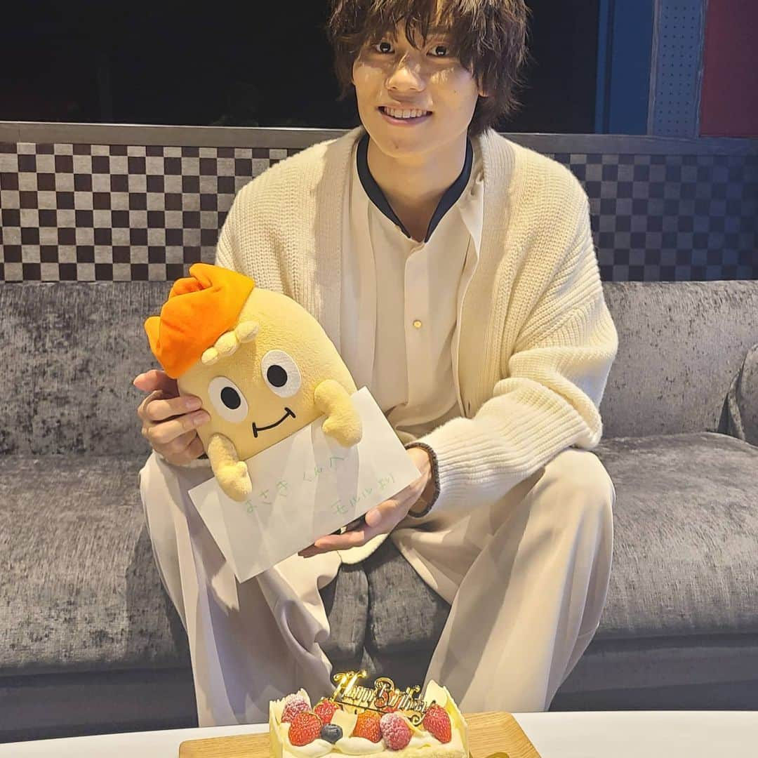 アミュモバ(アミューズモバイル)のインスタグラム：「本日10/25は #太田将熙 27歳のお誕生日🎂🎉 ボクもお祝いしてきたモン✨  実は、将熙にインタビューをしてきたモン 「STATION IDOL LATCH!」について語ってもらったモン🚃 その内容は、アミュモバにて後日公開予定！👏 お楽しみに #誕生日おめでとモン #将熙とボクの思い出をメッセージカードにしてプレゼントしたモン」