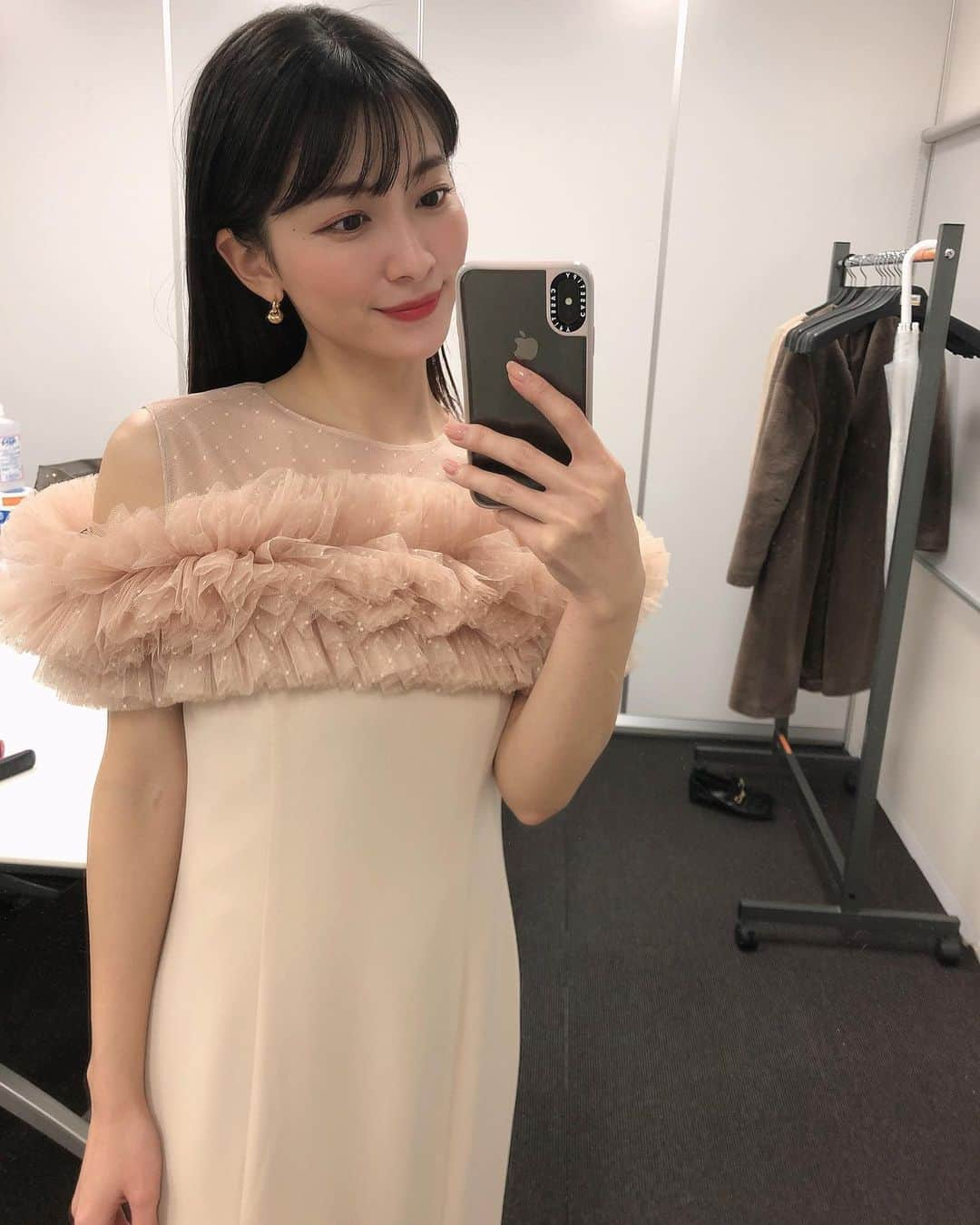 山本里菜さんのインスタグラム写真 - (山本里菜Instagram)「. ステキな衣装でした❤︎  記録用にこちらにも🙇‍♀️  #ドレス　#毎日ファッション大賞　#表彰式　#もふもふ　#ふりふり　#ピンクベージュ」10月25日 21時51分 - rinayamamoto_0622