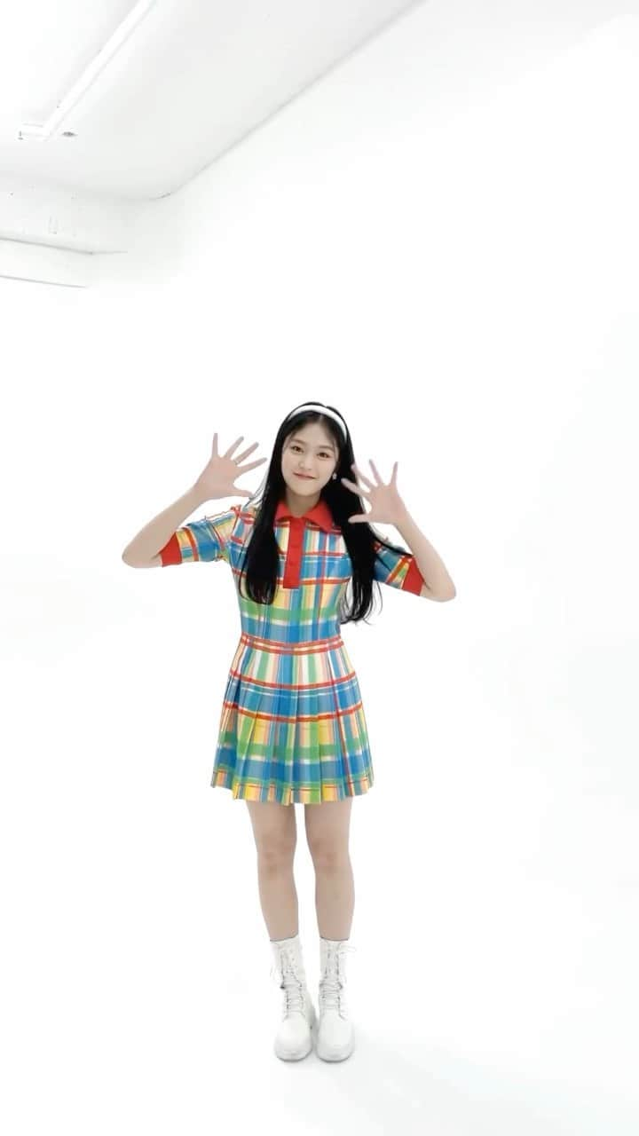 今月の少女のインスタグラム：「🐱  #LOONA #HyunJin #バブルガムダンス #hulahoopchallenge #ダンスチャレンジ」