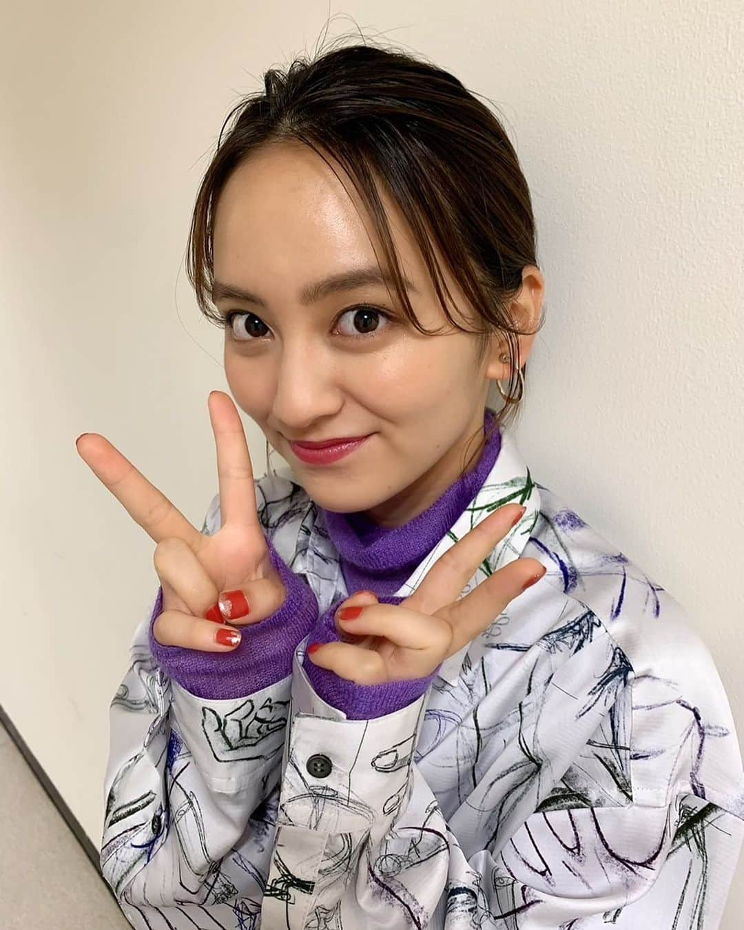 岡田結実さんのインスタグラム写真 - (岡田結実Instagram)「今日の #おかだゆいMGgram 💜  今日はとっておきなお知らせがありますっ🥰  なんと、、、  この度、、、、、、  岡田結実は、、、、、、、  初の！！オンラインファンイベントを開催いたします📣🤍  詳細▼ 開催日:2021年11月6日(土) ​1部:13:00〜14:00 2部:14:30〜15:30 形式:有料オンラインイベント 会場:WeShoW(オンライン)  1人あたり:1分30秒(内訳:1分トーク、30秒撮影) チケット販売:CNプレイガイド 販売方法:抽選制 ※抽選で70名様限定です！ チケット料金:1枚 ¥5500(税込)  チケット販売サイト https://www.cnplayguide.com/okada-yui-2021/  1on1トークとツーショット記念撮影と内容盛りだくさん🌳  よろしくおねがいします🎶  #ファンイベント #はじめてなのでドキドキ💓 #楽しみっ🙌🏻 #皆様ぜひご参加くださいませっ☺️  byマネージャーのしばちー」10月25日 22時01分 - okada_yui_official