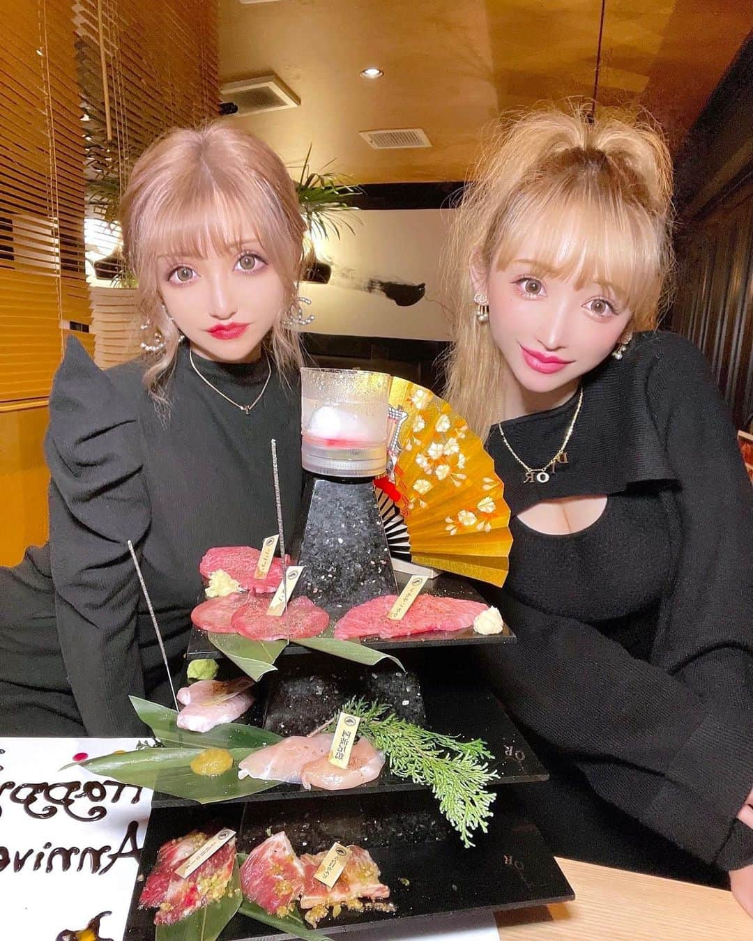 真優川咲さんのインスタグラム写真 - (真優川咲Instagram)「#🥩#🥓#👱🏻‍♀️#👯‍♀️#🍽 #🖤 ✨✨  りなちゃん🎀と#渋谷 で#焼肉#デート💓 #渋谷焼肉 #富士門【 @shibuya_yakiniku_fujimon 】で #映え〜♡な#肉 #女子会 して来ました 🤗🥩💕  全部#派手可愛い くてとっても#華やか 👏🌹😍💓 見ても食べても楽し美味しいって 理想的だよね🥰🎶  #誕生日 や#記念日 のプレートも派手派手で #サプライズ 感 満載にしてくれるから #お祝い にも #オススメのお店 でした👏💕 #渋谷のタワレコ近く で立地も良き🙆‍♀️✨✨　  ちな、この日のコーデは 【 @royalparty_official 】の ニットワンピ🖤 #BLACKコーデ で合わせたの✌😘︎👯‍♀️🎶  明日も楽しみいっぱいだぁ〜🤤👻🎃💕 #happy #Love #咲グルメ💋 #咲コーデ💋」10月25日 22時03分 - saki_411