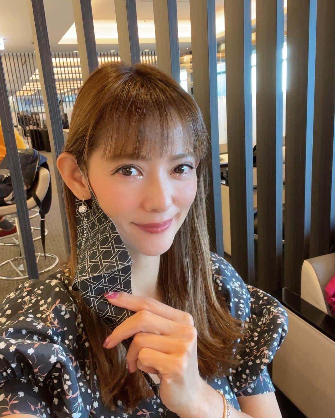 箕輪玖美さんのインスタグラム写真 - (箕輪玖美Instagram)「今日から久々の沖縄〜♪✈️ 空港もかなり人が増えて、日常を取り戻しつつある感じになってきたかな✨  人混みに出かける時にピッタリなマスク、世界で愛用されるデューエクレットマスク @dieueclat_jp が日本にも上陸❣️  『デューエクレットマスク』は韓国の医療法人『ハナメディカル』との研究・開発協力のもと製作されており、 ⭐️優れた抗菌機能 ⭐️紫外線99.9％遮断機能 ⭐️撥水機能 ⭐️消臭機能 を実現していて、その効果及び安全性を証明するアメリカのFDA認証、ヨーロッパのCE認証、国際のISO認証、韓国のKC認証、日本のSEK認証を取得してるんです😊  立体裁断なので、呼吸も楽だし小顔効果もあり❣️ 流石ファッションマスク！150種類以上のデザインとサイズも多様で、私はSサイズがピッタリ✨  気になったら、Qoo10でデューエクレットマスクを検索してみてね❣️ 現地からの早い配送可能だよ😉  @dieueclat_office @dieueclat_jp  #デューエクレット #dieueclat　#ファッションマスク #洗えるマスク #スポーツマスク #マスク #立体マスク #マスク女子 #おしゃれマスク #マスク生活 #マスクコーデ #デザインマスク  #ハンドメイドマスク  #アートマスク#お洒落大好き #沖縄#今日は青組 #モデル #アラフィフコーデ #箕輪玖美」10月25日 13時22分 - kumi.111