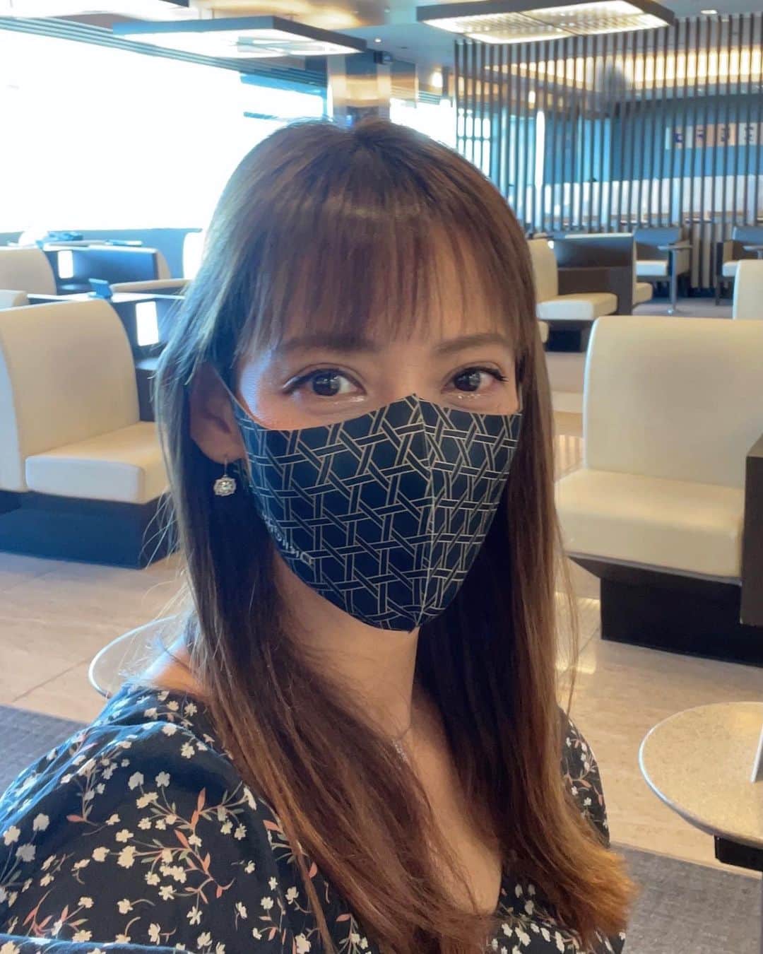 箕輪玖美さんのインスタグラム写真 - (箕輪玖美Instagram)「今日から久々の沖縄〜♪✈️ 空港もかなり人が増えて、日常を取り戻しつつある感じになってきたかな✨  人混みに出かける時にピッタリなマスク、世界で愛用されるデューエクレットマスク @dieueclat_jp が日本にも上陸❣️  『デューエクレットマスク』は韓国の医療法人『ハナメディカル』との研究・開発協力のもと製作されており、 ⭐️優れた抗菌機能 ⭐️紫外線99.9％遮断機能 ⭐️撥水機能 ⭐️消臭機能 を実現していて、その効果及び安全性を証明するアメリカのFDA認証、ヨーロッパのCE認証、国際のISO認証、韓国のKC認証、日本のSEK認証を取得してるんです😊  立体裁断なので、呼吸も楽だし小顔効果もあり❣️ 流石ファッションマスク！150種類以上のデザインとサイズも多様で、私はSサイズがピッタリ✨  気になったら、Qoo10でデューエクレットマスクを検索してみてね❣️ 現地からの早い配送可能だよ😉  @dieueclat_office @dieueclat_jp  #デューエクレット #dieueclat　#ファッションマスク #洗えるマスク #スポーツマスク #マスク #立体マスク #マスク女子 #おしゃれマスク #マスク生活 #マスクコーデ #デザインマスク  #ハンドメイドマスク  #アートマスク#お洒落大好き #沖縄#今日は青組 #モデル #アラフィフコーデ #箕輪玖美」10月25日 13時22分 - kumi.111