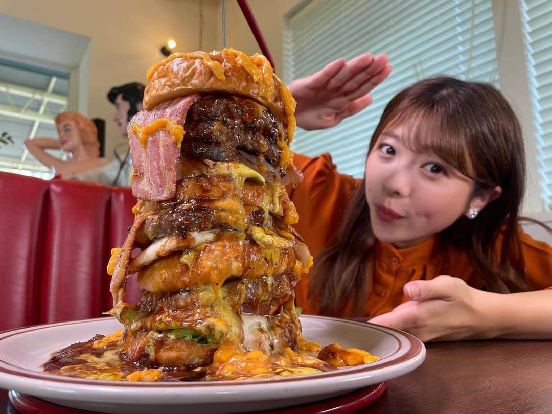 大森万梨乃のインスタグラム：「ㅤㅤ ㅤㅤㅤ 今日のボンマルシェは 写真の通り「 欲張りすぎグルメ 」特集です！ ㅤㅤㅤ 目を疑うこちらは  #マックスダイナー （掛川市）のタワーバーガー🍔 ㅤㅤㅤ 断面もこの大迫力。幸せでした〜！！！ ㅤㅤㅤ #ボンマルグルメ #静岡グルメ #掛川グルメ」