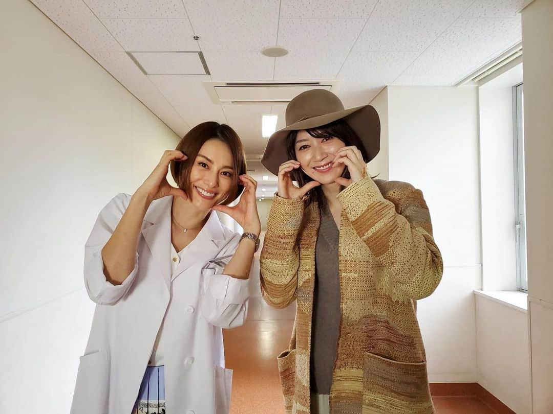 米倉涼子のインスタグラム：「今回の女性ゲストの皆さんは長身で美人さんばかり💕  私、とっても嬉しいので。  歌声もとても素敵でした😍🎶 凰稀さん出演は11/4の第4話です！ 　  Our special guests are all so tall and beautiful💕  I cannot be happier.  She has such a lovely singing voice, too😍🎶 Ms. Ouki will make her appearance in episode 4 on November 4!  @kanameouki_official  #凰稀かなめ さん @doctorx_official」