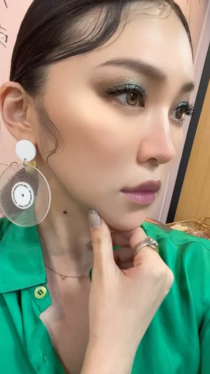 DJ mariennuのインスタグラム：「@maccosmeticsjapan 🪄 ホリデーシーズンを魔法にかける催眠術“ヒプノタイジング ホリデー”  ホリデーコフレ2021makeをして頂きました💄 全てが綺麗で感動したけど、このアイシャドウのラメ感は衝撃を受けました😩💚 沢山の方に褒められました♡ 皆に目閉じて見せてって言われてたくさん見せちゃった😍 しかもベースしてるおかげもあって全然ヨレてなくてビックリ!! 普段アイシャドウすぐによれちゃうから余計に驚きました。 @109_shibuya 内の店舗も大盛況だったので気になった方はすぐにチェックしてみて下さい🤍」