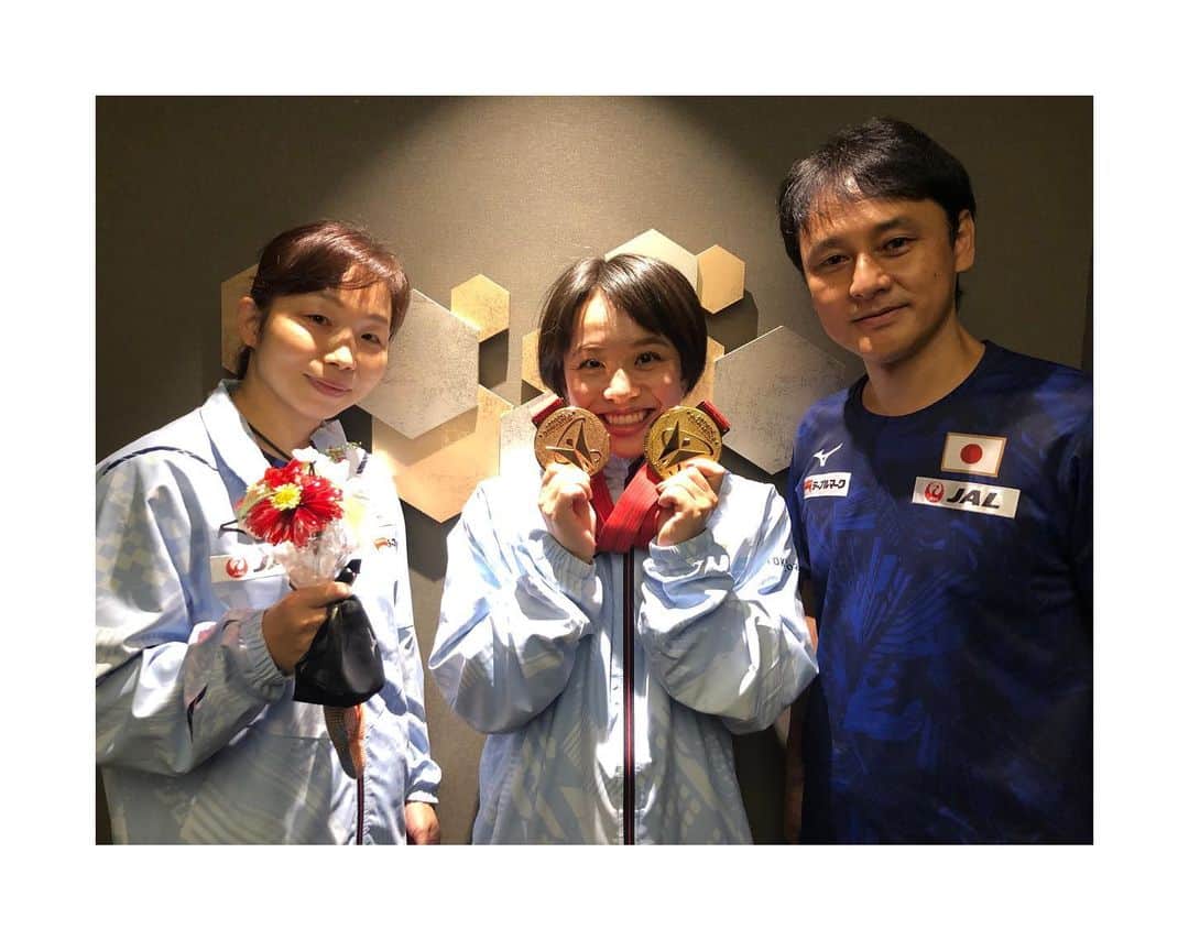 村上茉愛のインスタグラム：「10.24  世界体操が全日程終了しました。 たくさんの応援本当にありがとうございました。 心から感謝いたします。 長文ですがこの場で気持ちに身を任せて文字を打ってみようと思います。  改めましてこの場をお借りしてお伝えします。 この度私は体操競技人生に幕を閉じる事にしました。 産まれてすぐからほとんど体操に触れてきて 4歳から体操を始めて21年、自分が思い描いていた体操人生だったかと言われると想像もしてないくらい辛い体操人生でした。 ですが、それを乗り越えてきたからこその達成感があるのでやっぱり最高の体操人生でした。  オリンピックで自分の目標としていたメダル獲得を達成し、 この世界体操に対してのモチベーションや目標設定を見失って、さらに足首の怪我があり出場する事をなんで決めたんだと自分を責めた時もありましたがやっぱりお客さんが入って声援があっての試合だと思うのでその判断は間違っていませんでした。  お母さんには本当に感謝しています。 体操競技というものを教えてくれてありがとう。 オリンピックのメダルと世界体操のメダルを２つも見せれて本当によかった🌟 最初に始めたスポーツが体操じゃなかったら今頃何してるかな、、、　 考えても想像ができません。笑  瀬尾監督には私の体操に対する考え方を1から教えて貰いました。テレビではすごく厳しいと有名ですが、物事を論理的に捉えて人それぞれに合った言葉を的確に伝えてくれる先生です。最後には感情をしっかり出してくれている姿を見てそれだけでは私はとても満足です。強くなったね、変わったねって言ってもらえることがどんなに幸せな事か、、、 ありがとうございました。お世話になりました。  今後の体操女子の選手達には 日本の女子でも世界でメダルは獲れる。 オリンピックでメダルは獲れる。 不可能なんてない。ということを証明できたと思います。 そしてたくさんの選手がメダルを目指して更なる高みを目指していける 後押しになるような選手になれていたらとても嬉しいです。  世界体操が開催され、観客も入り、コロナ対策も安心して行われた事は北九州市の皆様をはじめ、福岡県の皆様、体操連盟の皆様、運営に関わってくださった全ての皆様、そして応援に来てくださった全ての皆様に改めて感謝を申し上げます。本当にありがとうございました。  セカンドキャリアは自分の中で思い描いてるものがあるので 自分の経験を活かして極めて行きたいと思います。 何かのタイミングでお伝えできればと思ってます！！  まだまだ書き足りないですがこの辺にします。  改めてこんな私ですが、 応援してくださってありがとうございました。 スポーツって、体操って、試合ってやっぱり最高！！」
