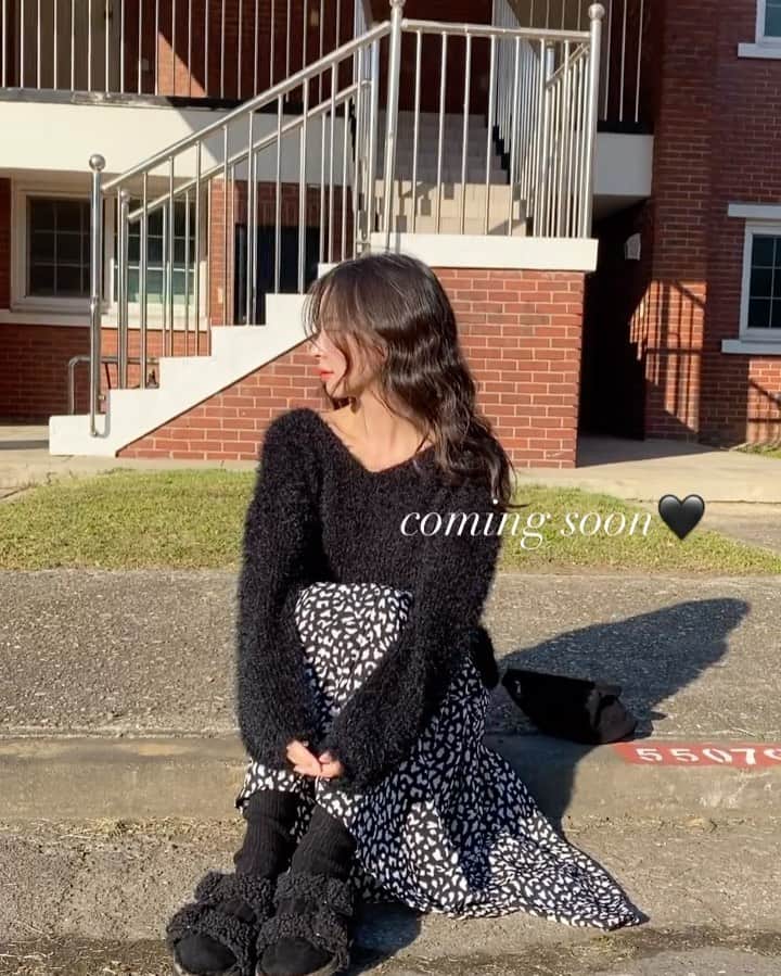 Chuuのインスタグラム：「2021 CHUU F/W coming soon🙌🏽🖤  #chuu#츄 #lovely_daily_look_chuu」