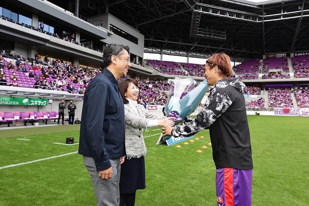 荒木大吾のインスタグラム：「100試合セレモニーして頂きました 残りの試合も全力で頑張ります  サンガスタッフの粋な計らいで花の色はジュビロとサンガのカラーでした😳  #京都サンガ #ジュビロ磐田 #パープル #サックスブルー #100試合」