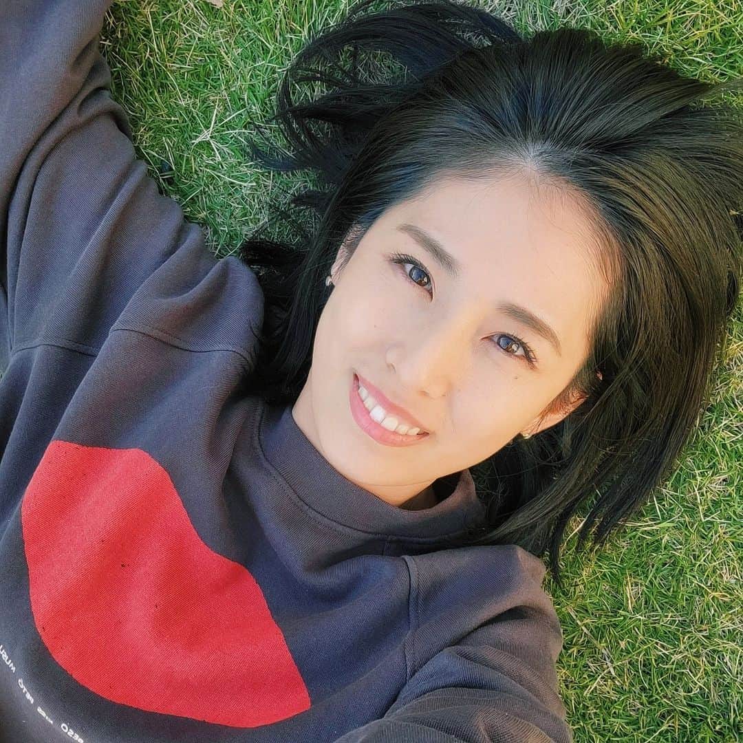 本仮屋リイナのインスタグラム：「青空が気持ちよくて、庭の芝生でごろごろ☁️な日曜日でした🌱  シートを敷かずに寝転がるのは、少し勇気が入りますが、めちゃめちゃ気持ちよいです🌏️✨  #芝に転がリイナ #虫との戦い #アーシング #organic #thinkingmu #サステナブルファッション」