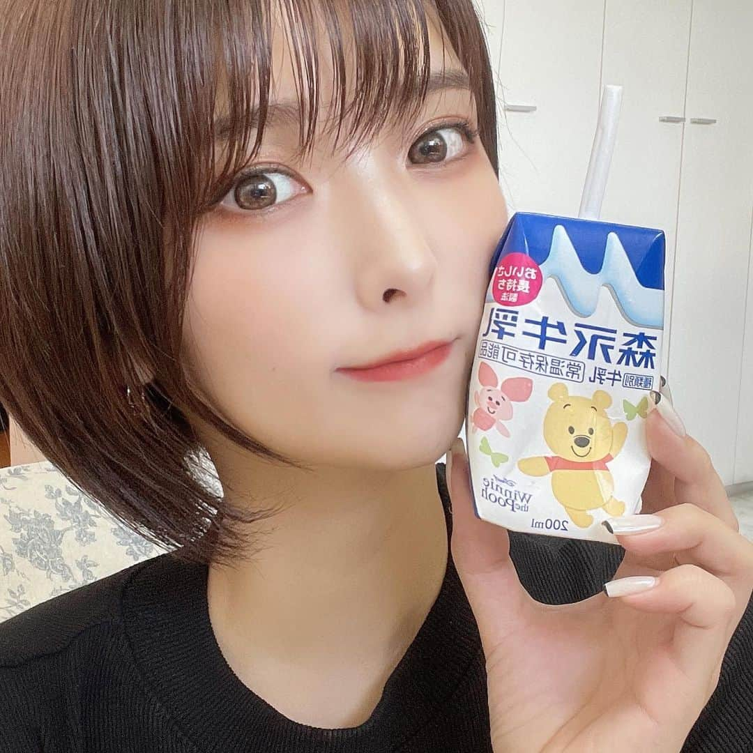 ききまるさんのインスタグラム写真 - (ききまるInstagram)「朝のルーティン☀️ . 朝起きたら牛乳を飲むのが私のルーティン😎🥛私が飲んでるのはディズニーパッケージの森永牛乳🐭💖 . ディズニー好きにはたまらない🥲💖 .  常温保存可能・賞味期限60日間の生乳100%の牛乳🐮✨ ちょうどいいサイズだからいつも開封後はその場で飲みきってるよん(°▽°) . デザインは全8種類🌈 毎朝どのキャラクターにするか迷う😵‍💫ウキウキ気分になれるよ〜♪ . . ところでストローで飲む牛乳ってなんでこんなに美味しいの？笑笑 . . .  #森永乳業 #森永牛乳 #常温保存 #牛乳 #ディズニー #ミッキー #PR #朝のルーティン」10月25日 15時41分 - kikigram_97