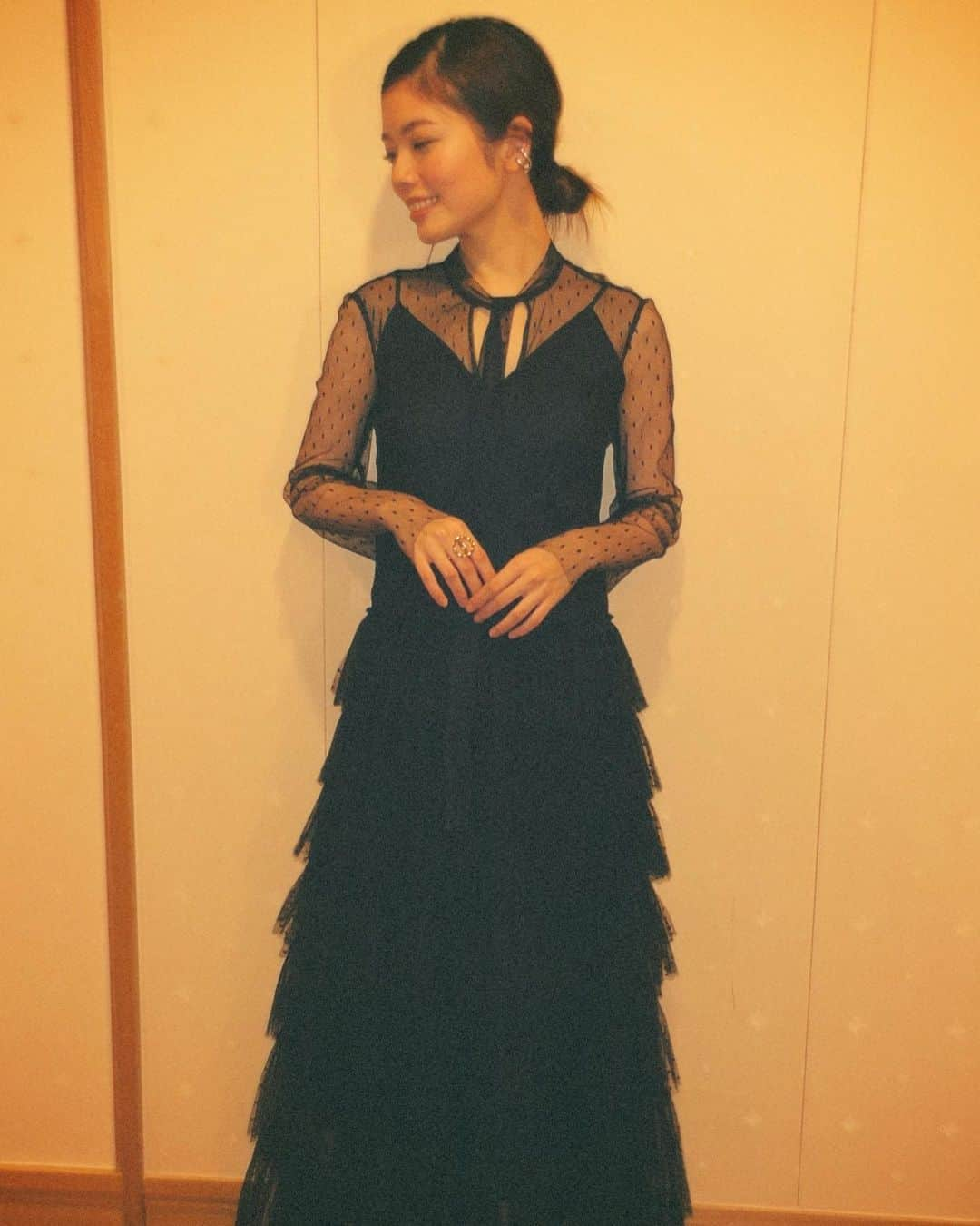 小芝風花さんのインスタグラム写真 - (小芝風花Instagram)「今日、第３９回向田邦子賞贈賞式に出席させて頂きました☺︎ なんと、主演を務めさせて頂いたドラマ 「モコミ～彼女ちょっとヘンだけど～」を手掛けて下さった、 橋部敦子さんが受賞されたのです✨🎉 ⁡ 本当におめでたいです✨ 橋部さん、改めておめでとうございます㊗️ ⁡ 素敵な作品に出演できた事、本当に嬉しく思います(｡・・｡) ⁡ これからも、皆様に楽しんで頂ける様な作品づくりを頑張って行きたいなと改めて思いました☺︎ ⁡ 橋部さんにパワーを頂いたので、明日からもまた頑張るぞーっ💪」10月25日 22時21分 - fuka_koshiba_official