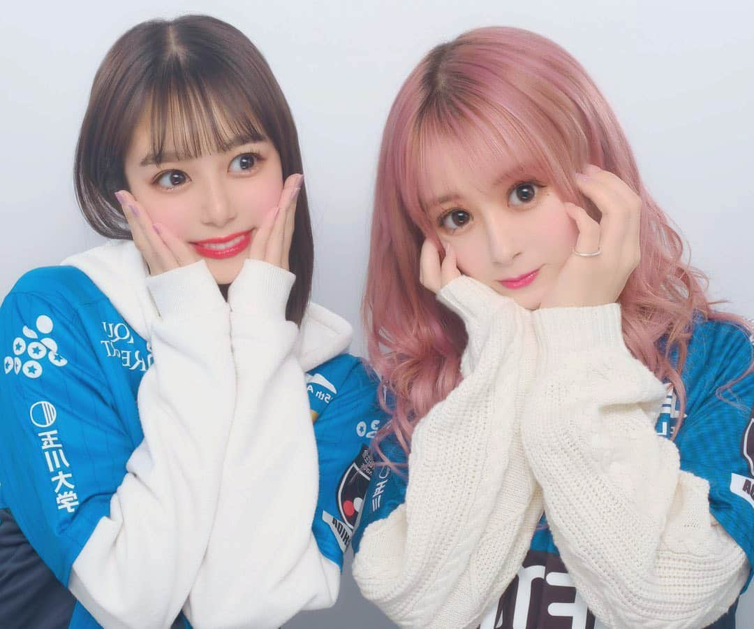 生田衣梨奈のインスタグラム：「ゼルつく出るよん💙 Juice=Juiceの井上玲音ちゃんとのプリクラ🤩💫✨ ⁡ アーリアのゲーフラのデザインしたよん😘😘 ⁡ #morningmusume21 #モーニング娘21#helloproject  #えりぽんかわいい #生田衣梨奈のVSスポーツ  #ELEYVSGOLF #生田衣梨奈 #juicejuice #井上玲音 #プリクラ #AbemaTV #Abema #ゼルつく #町田ゼルビア #いつか町田戦観に行くね #長谷川アーリアジャスール」