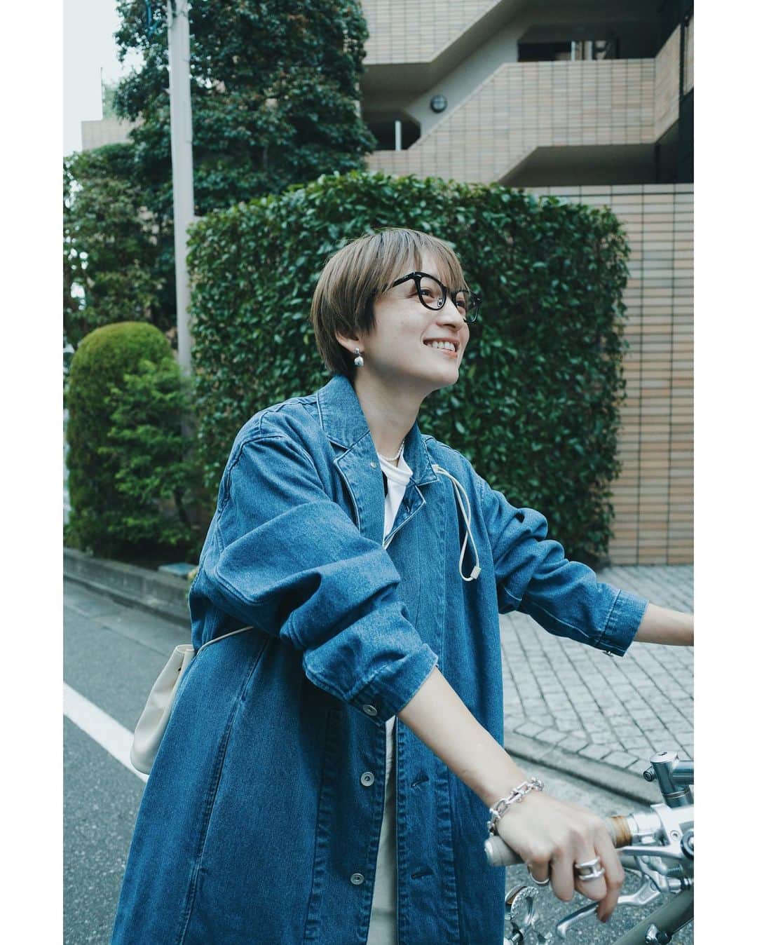 高山都さんのインスタグラム写真 - (高山都Instagram)「撮影予定がなくなって、ぽっかり空いた月曜日。 ラジオから奇妙礼太郎さんのLIVE情報を知り、その場でチケット予約出来たのはラッキーだった。 で、自転車で近所のカフェまでピューッと。 そんな日の格好はやっぱりオーバーオール最高！ coat&overall @oblekt_jp  T-shirt @shinzone_official  eye wear @ayame_id  bag @jilsander  necklace @8uede  pierce @r.alagan  bike @bluelug_kamiuma オーバーオールはSM展開で、158cmのワタシはSを着ています。 かなりゆったりしたデザインだから、インナーやアウターでご自身のバランスで着てみてください。 #都ふく」10月25日 17時17分 - miyare38
