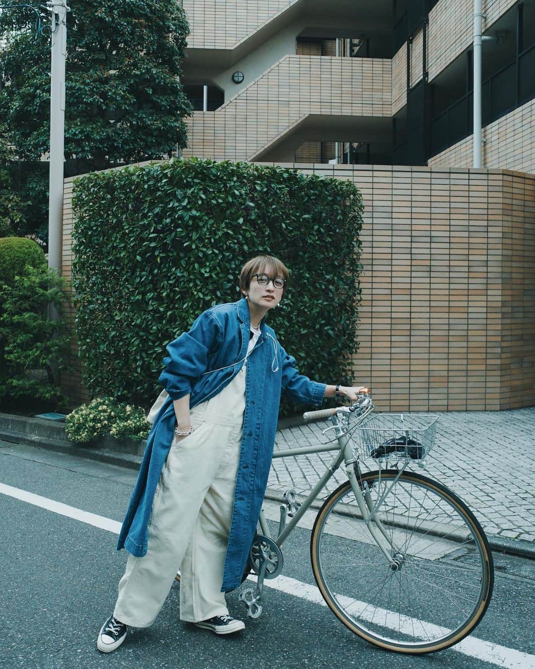 高山都さんのインスタグラム写真 - (高山都Instagram)「撮影予定がなくなって、ぽっかり空いた月曜日。 ラジオから奇妙礼太郎さんのLIVE情報を知り、その場でチケット予約出来たのはラッキーだった。 で、自転車で近所のカフェまでピューッと。 そんな日の格好はやっぱりオーバーオール最高！ coat&overall @oblekt_jp  T-shirt @shinzone_official  eye wear @ayame_id  bag @jilsander  necklace @8uede  pierce @r.alagan  bike @bluelug_kamiuma オーバーオールはSM展開で、158cmのワタシはSを着ています。 かなりゆったりしたデザインだから、インナーやアウターでご自身のバランスで着てみてください。 #都ふく」10月25日 17時17分 - miyare38