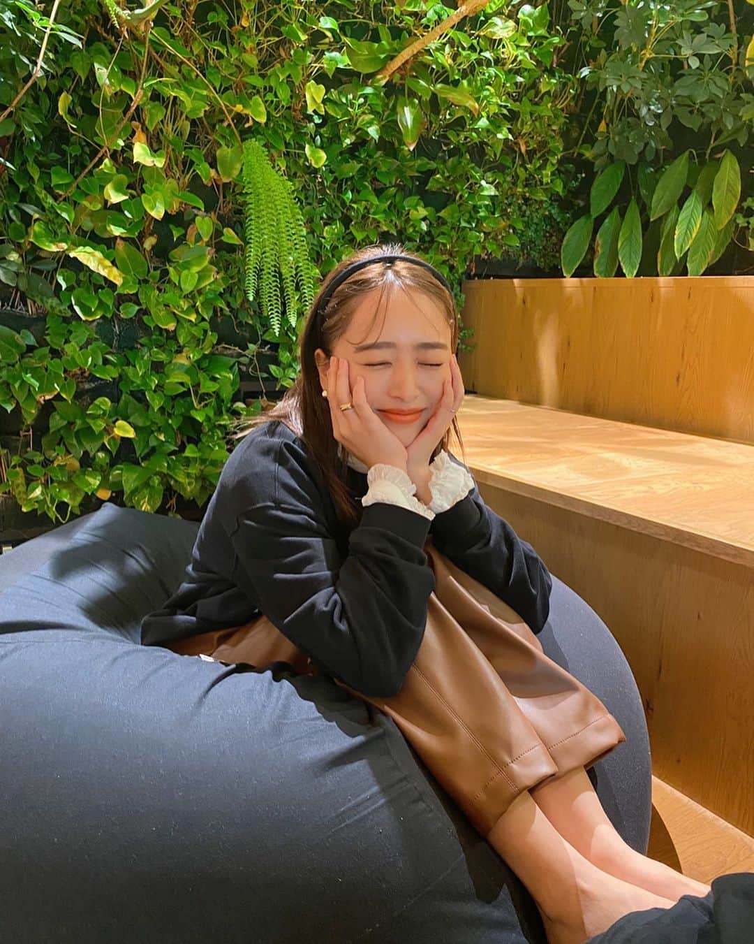 のインスタグラム：「今日も元気に働きました🌿☺️ そして合間に。。 このクッションから 動けなくなりました。笑😊 やばい、、今日のご飯どうしよう😭😭😭 お迎え行ってきます😓❤️  ⬇️ タッカンマリにしましたー✨😚笑」