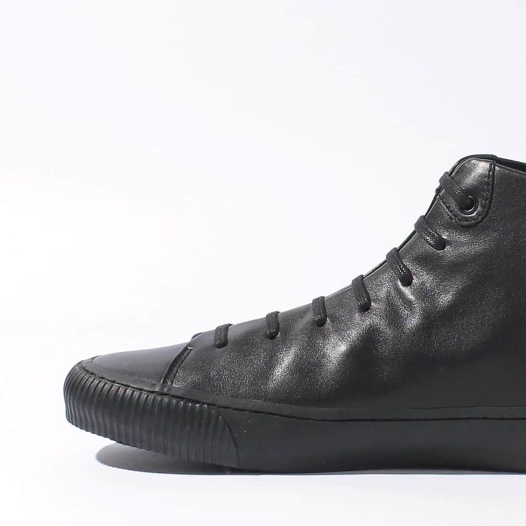 アドミラルのインスタグラム：「Admiral Footwear 2021 AW [BEATTY LE / BLACK] 20,900JPY (tax in)  イギリス軍のビンテージトレーニングシューズから着想を得たレザーハイカットスニーカー。  上質なスムースレザーは履くほどに足に馴染んでいく。  #footwear #admiral #admiralfootwear #sneakers #2021aw #スニーカー #アドミラル #アドミラルフットウェア」