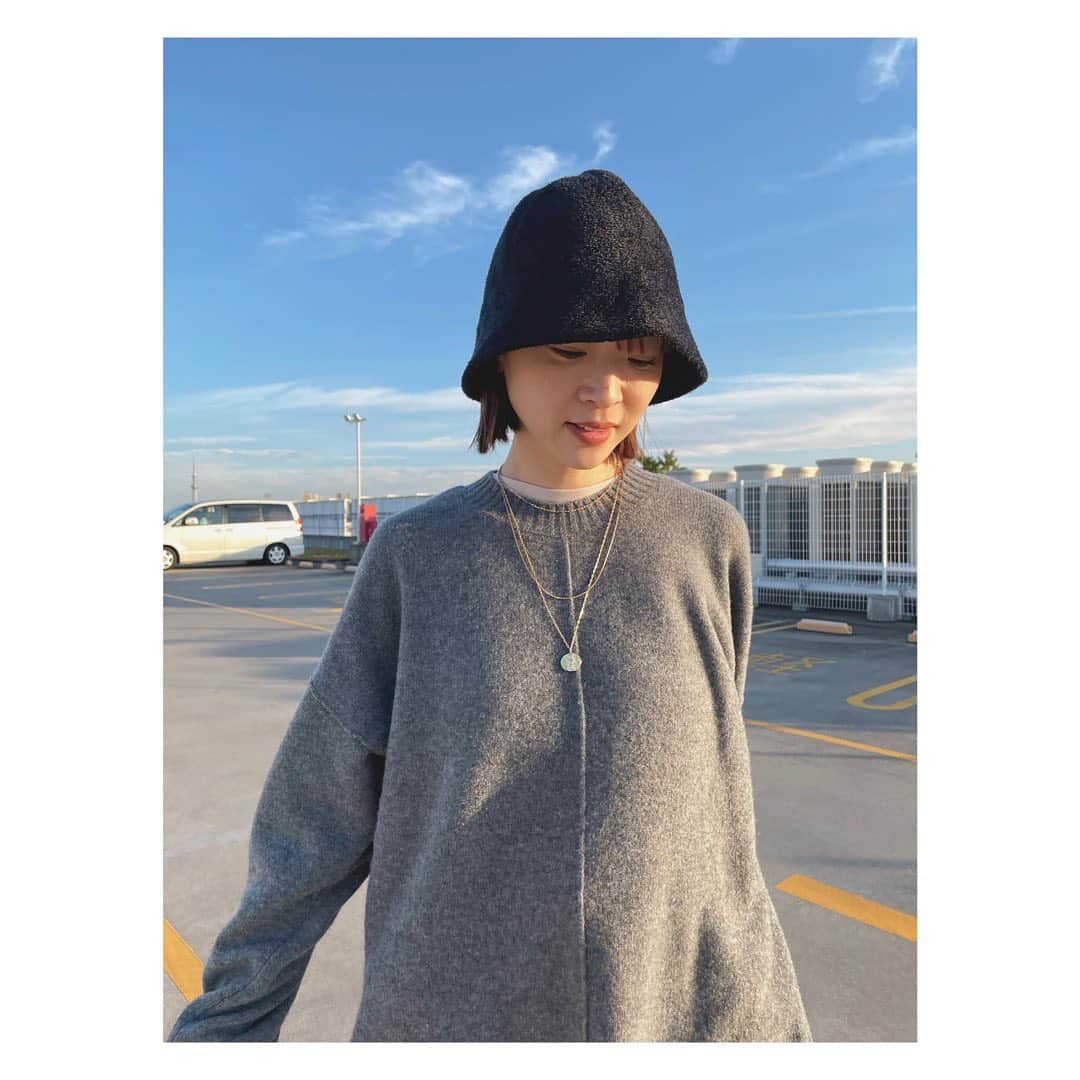 野尻美穂のインスタグラム：「やっと着れたこのニット🧶 軽いしあったかいし、安定の袖長いし毛玉も出来にくいし（1回しか着てないけどわかる）とにかく作って良かった〜なニット。 これくらいルーズなシルエットも私は今年好きなスタイル。  長め丈なのでワンピースにもスカートにも相性良し👌  #wai_ships  #wai_ships21aw」