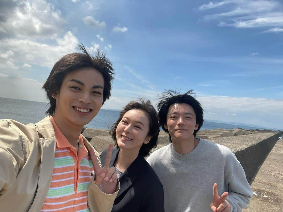 貫地谷しほりのインスタグラム：「とっても良いお天気でした。 風でみんな髪ぐちゃぐちゃ（笑） 市川くんがこれからも笑顔でありますように！ 次は４話、早いな〜 #土ドラ #顔だけ先生 #神尾楓珠 #櫻井海音」