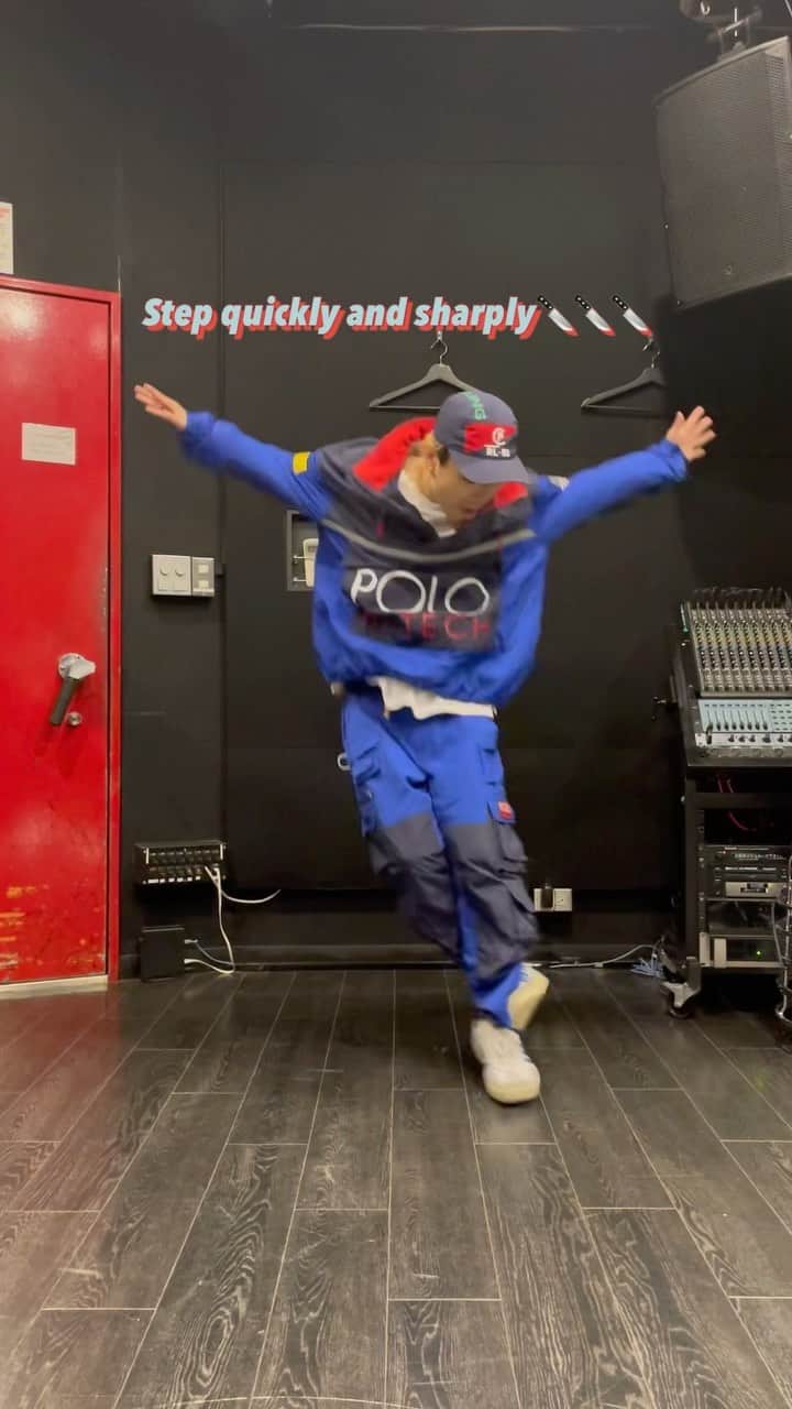 SHUHOのインスタグラム：「Step variation🦵🪝🔙🔙🔙  #dancetutorial #footwork #housedance #streetdance #dancelesson #dance #footwork #dancesteps #housemusic #housedancer #shuffledance #cuttingshape #polosport #polohitech #polo93 #polo1992  #ダンス動画」