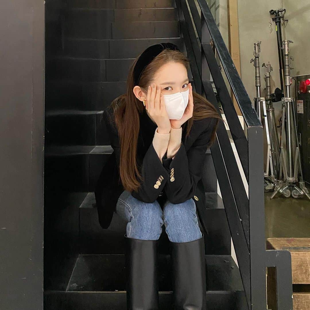 カン・ミンギョン のインスタグラム：「아붸뫄 헤비 윈터 룩북 촬여엉주웅 .. 🖤」
