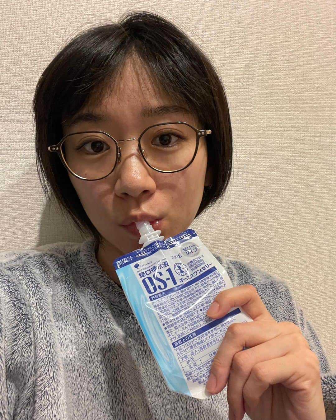 時東ぁみさんのインスタグラム写真 - (時東ぁみInstagram)「バッチリ副反応でました〜🤪 ・ 母と姉が色んな物を買ってきてくれて助かった〜 あともうちょっとで熱が下がりそうなので、しっかり治します！！ ・ 明日は毎年出演させていただいてる『みんなのEXPO2021』です☆ swipe→2.3 イベント情報 入場無料ですので、もしよかったら会いに来てください☆ ・ ボケーっとした顔で寝癖もすごいけど、写真何もないからwww ・ #時東ぁみ #ワクチン #コロナワクチン #副反応 #しんどい #熱 #新宿 #京王プラザホテル #みんなのexpo #みんなのexpo2021 #イベント #入場無料 #アレルギー #要配慮者 #防災 #防災士 #寝癖 #早く復活したい」10月25日 18時34分 - amitokito