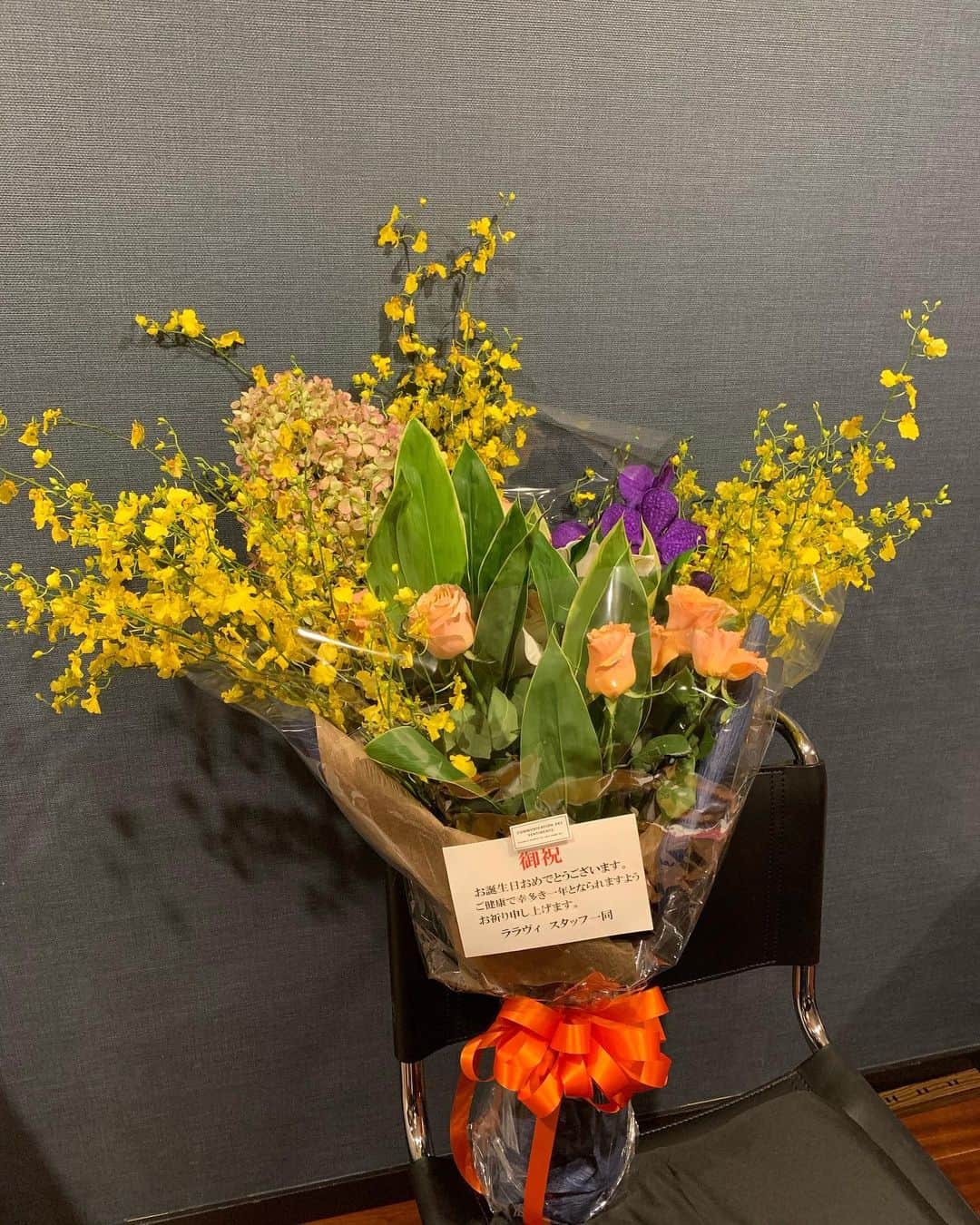 前田典子さんのインスタグラム写真 - (前田典子Instagram)「#花盛り💐💐  リビングはお花のいい香りで充満してます💐💐💐 バースデーウィークはお花に囲まれて幸せ🥰💐 #ありがとうございます❤️😭🙏  #誕生日　の バースデートリップから 帰った 56歳と2日目の夜　😨 なんとこの写真の後にギックリ腰になってしまうとは…😰　トホホ  ギックリ初日は激痛で動けず😰　アイシングして安静に  ギックリ2日目は お花を眺めながら🌸 部屋の中を這ってました 寝転がって腰に負担がかからない体勢をキープ  3日目で やっと立ってゆっくり歩けるようになりました 10倍バブの#メディキュア お風呂に 朝と夜入りました　  ギックリの事をインスタライブ話し 皆さんからもお見舞いや対処法のメッセージをたくさんいただきましてありがとうございます❣️ ご心配おかけしました🥲  今日で4日目 やっと外出できそう これから鍼治療に行ってきまーす💪」10月25日 18時43分 - maenorichang