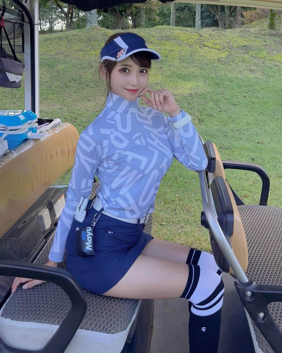 のインスタグラム：「. テーラーのウェアはまりそう💙🤍 バイザー以外、テーラーメイドだよん☺️✨ @taylormade_golf_japan_apparel_  . ネイビーだとスタイリッシュでお洒落に見えて好きだな〜💙 . ボールケースは @awesome.japan ✨ これお気に入りでいっつも着けてる🥰 . #ゴルフ女子#ゴルフ初心者#ゴルフ#ゴルフ好き#ゴルフ好きな人と繋がりたい#ゴルフウェア#ゴルフコーデ#ゴルフファッション#ゴルフ女子と繋がりたい#テーラーメイド#テーラーメイドゴルフ#テーラーメイドアパレル#taylormade#taylormadegolf#golf#golf#golfwear#golfswing#golfstagram#golflife#golfgirl#japanesegirl」