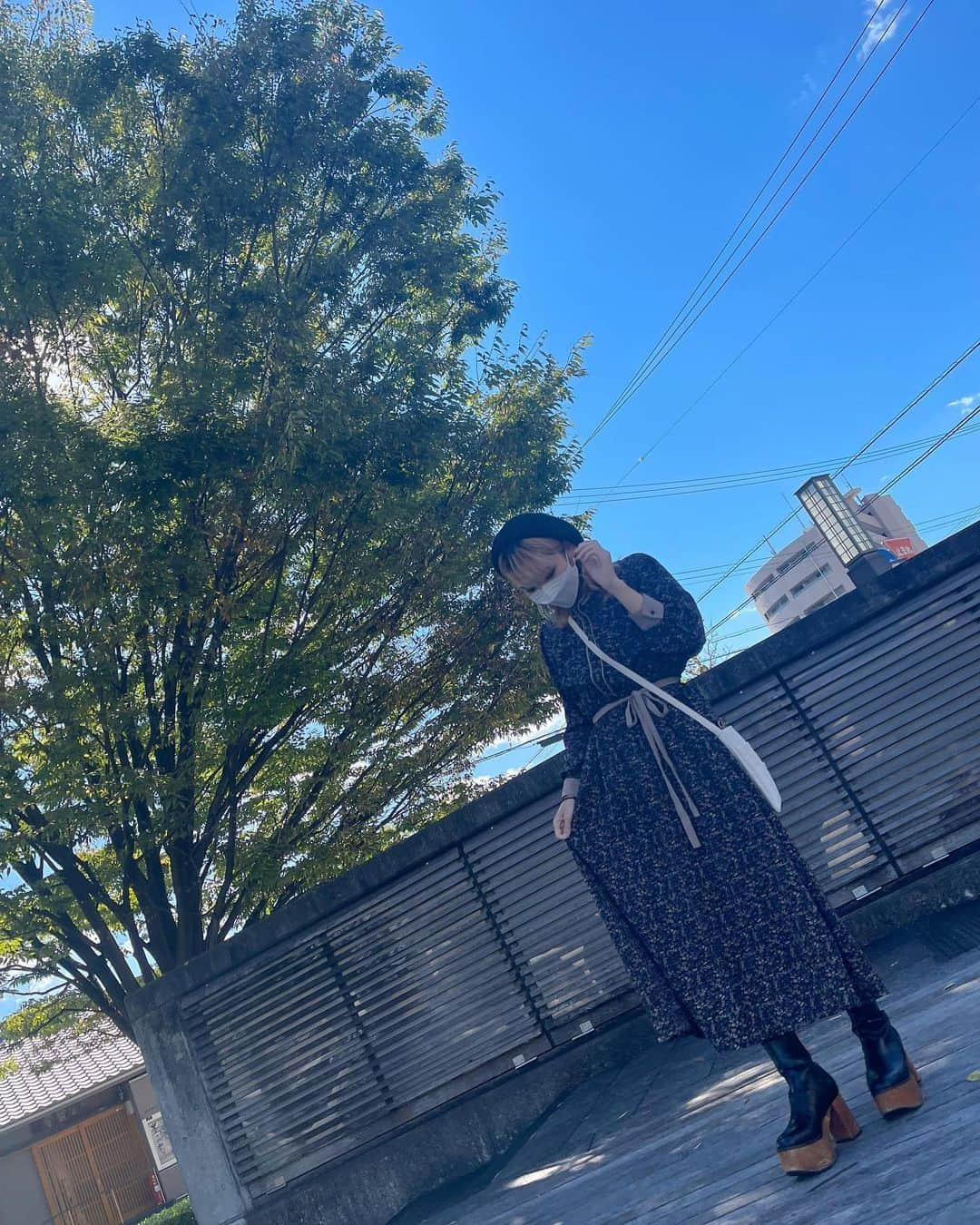 ゆりのインスタグラム：「秋私服🍠🍂🍁  これはファンの子にいただいたの✨すっごくお気に入り🥰  ベレー帽→OSADA ワンピース→Wcloset ブーツ→REDYAZEL  #静岡 #アイドル #ロザリオクロス #私服」