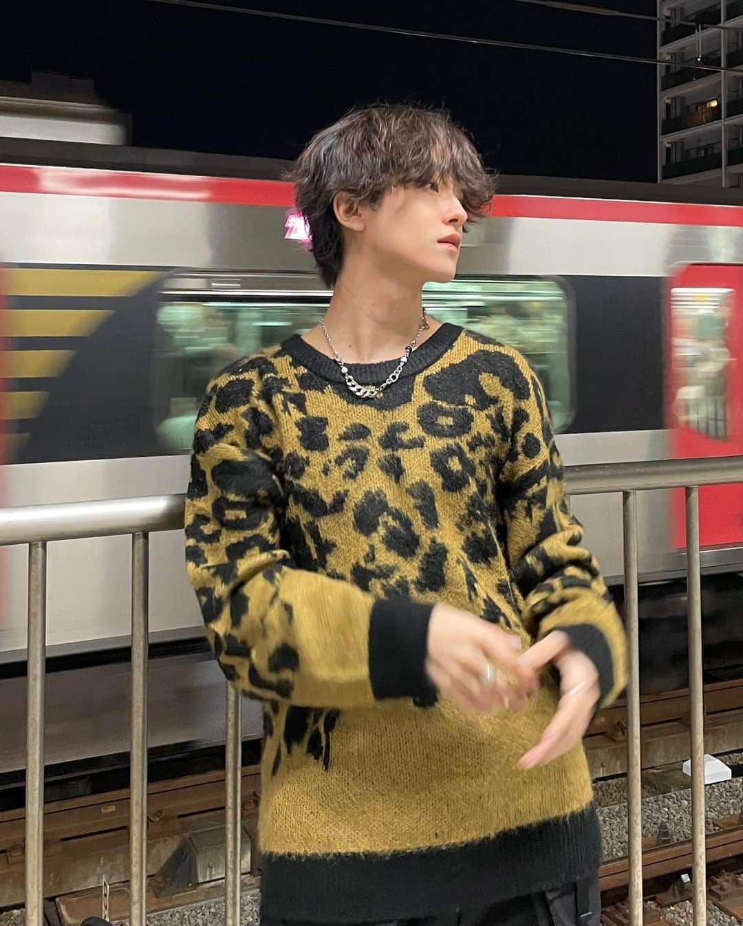 まきとんさんのインスタグラム写真 - (まきとんInstagram)「BLACK&YELLOW🖤💛 my first yellow outfits!!  sweater @g.o.c_official  . . . #streetfashion #outfit #outfits #trainstation #yellowoutfit #yellowvibes #sweater #ootd #秋コーデ #秋服コーデ #秋服 #メンズファッション #メンズヘア #ヘアスタイル #ニット #セーター #セーターコーデ #パーマ #パーマ男子」10月25日 19時33分 - lv_iw