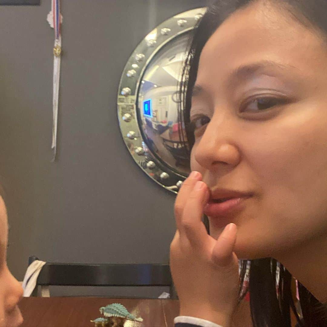 中越典子さんのインスタグラム写真 - (中越典子Instagram)「2歳の娘がお化粧してくれます。アイシャドウに、リップグロス💄 😂😂😂  流石、女の子ね！ 楽しいよねー☺️  #食後の遊び」10月25日 19時33分 - nakagoshi_noriko.official