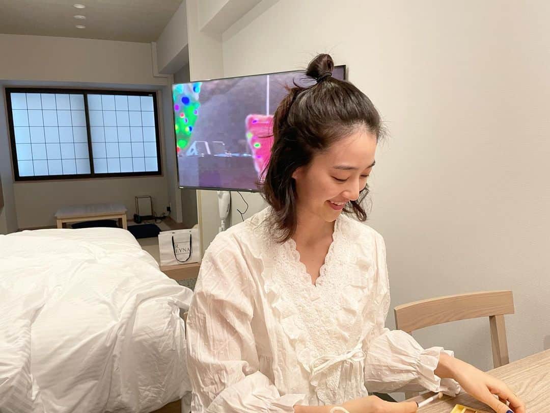 青野楓のインスタグラム：「親友と、ホテルでライブビューイング会やりました🥰  お泊まり会と言うことで、 @ne4style さんから新しく出た可愛いパジャマを持って行きました♡ ディレクターの @aena___n4s さんがきっと似合う！とプレゼントしてくれたの👰🏻‍♀️お姫様気分を味わえます🤭🤍(聴いてる曲とはミスマッチでした。笑)  それからネスタイルとコラボ撮影をしていた　@byour_official_jp さんのシャンプーまで頂いてしまいました🎁 女の子の匂いがしたぞ！！！笑　 プロテインシャンプーって名前にも惹かれるよね。サラサラになりました👏  そして、ホテルでは @edc_lasvegas の配信をずっと観てました！また必ず行きたいです🥺でもまったりベッドでごろごろ観戦も悪くなかったぞ😏  ホテル女子会楽しかった🥰 気分転換できるからいいね。  #シルエットを着こなす #ne4style#edclasvegas #edclasvegas2021#ライブビューイング#ホテル#ホテル女子会#バイアウア#바이아우어#韓国コスメ#美髪#プロテインシャンプー#シャンプー#泥パック#머드마스크#泥マスク#マッドマスク#スキンケア」