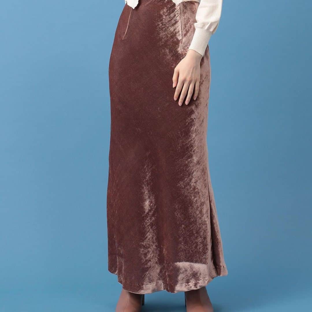 デイシーさんのインスタグラム写真 - (デイシーInstagram)「𝑫𝑬𝑰𝑪𝒀 𝒄𝒍𝒂𝒔𝒉 𝒗𝒆𝒍𝒗𝒆𝒕 𝒔𝒌𝒊𝒓𝒕 .  女性らしい滑らかなボディラインを際立たせる マーメイドシルエットのロングスカート バイヤス使いすることで身体のラインに沿った きれいなシルエットに仕上がっています 余計なデザインを抑えたシンプルなルックスで 素材感の華やかさを引き立てた1枚❤︎  price：16,500yen color：ivory.brown size ： S,  M  クラッシュ加工が施されたベルベット素材を 使用 レーヨン混でしなやかな落ち感があり クラッシュ加工を施すことで、 ランダムな光沢感と奥行きのある表情に 仕上がっています❤︎  #deicy#mecouture #deicypr #pr #wintercollection #thefilm」10月25日 19時49分 - deicy_official