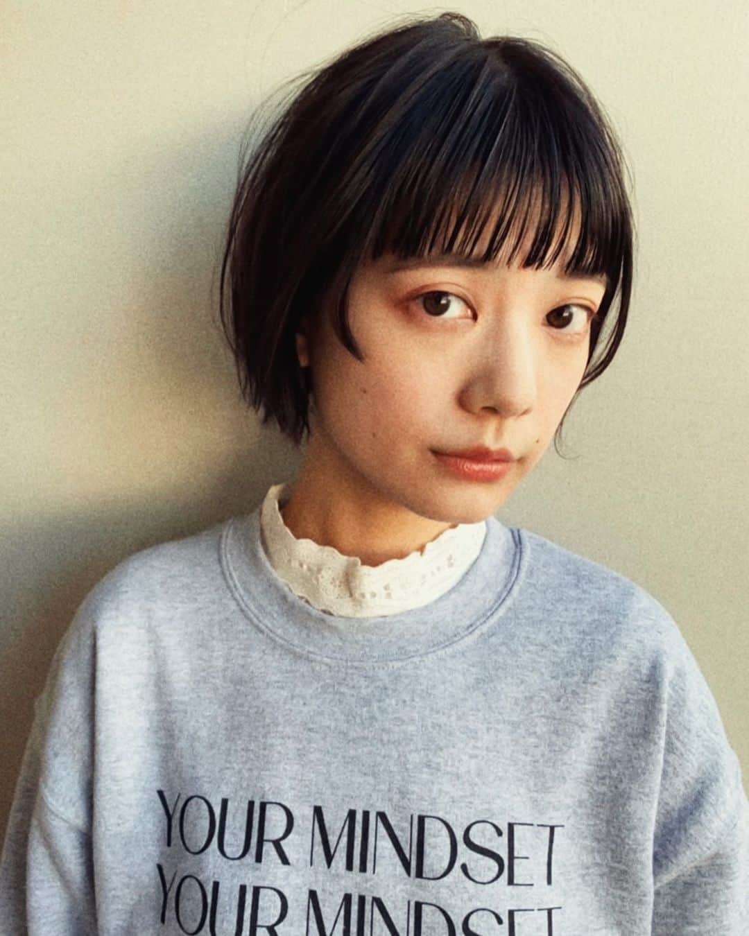 石川瑠利子のインスタグラム：「. . i changed my hairstyle✨ 髪色は暗めのパープル系🙈  short fringe × bob 🧡 sweat × vintage blouse💛 . .  #photo #hair #shorthair #fashion #vintage #bob #オン眉 #みんなの反応が嬉しい」