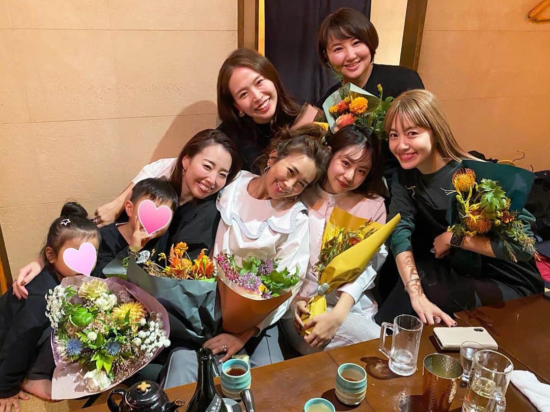 Mai Wakimizuのインスタグラム：「今回神戸でお手伝いしてくれた最高のメンバーと♡(打ち上げ来れなかったミキティ&高木さんも♡)皆とっても明るくポジティブで、常にフロアがレインボーカラーだった＼(^o^)／popupを大成功に終わらしたい！と言う私の強い想いを一人一人が全力で受け止めてくれていたのが、お客様に対しての対応や店内での動きで十分すぎるほど伝わった♡嬉しくて楽しくて、皆のことをこっそり見ながら一人喜びを噛みしめたりもしてた♡笑 最後の打ち上げではそれぞれが皆お花をサプライズで用意していて、結果全員がお花をもらってた。笑 癖の強いメンバーだらけなのに(笑)、そういう愛の重さだけは同じで、最後は皆で泣きながら1つになってた♡こんな幸せな気持ちでお仕事が出来ることって夢みたい！私の自慢。誇り♡皆力を貸してくれて本当に有難う！東京伊勢丹メンバーも神戸メンバーも心から愛してる！shinka.amiちゃんを筆頭に、team LINKABLE最高！イエーイ！笑 #linkable#リンカブル」