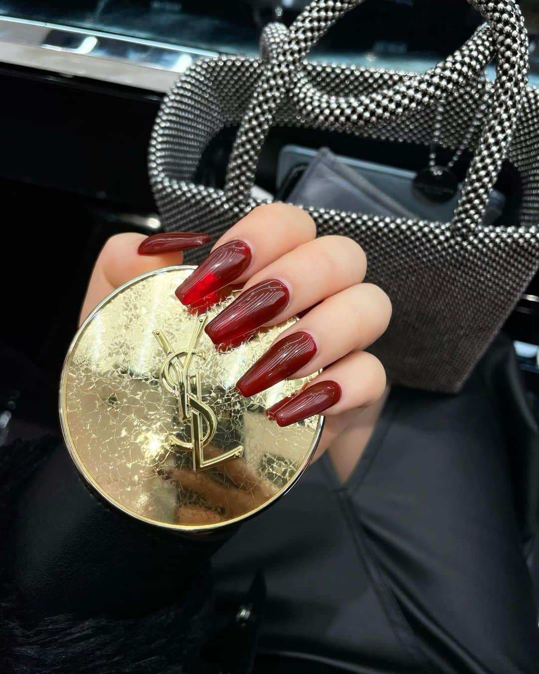 三村亜美のインスタグラム：「・ #newnail @ankhcross_nail  レッドワインにしてみた🍷 YSLのクリスマスコフレのクッションハイライト まじかわい！艶も最強！ #冬ネイル#レッドワインネイル#nail」