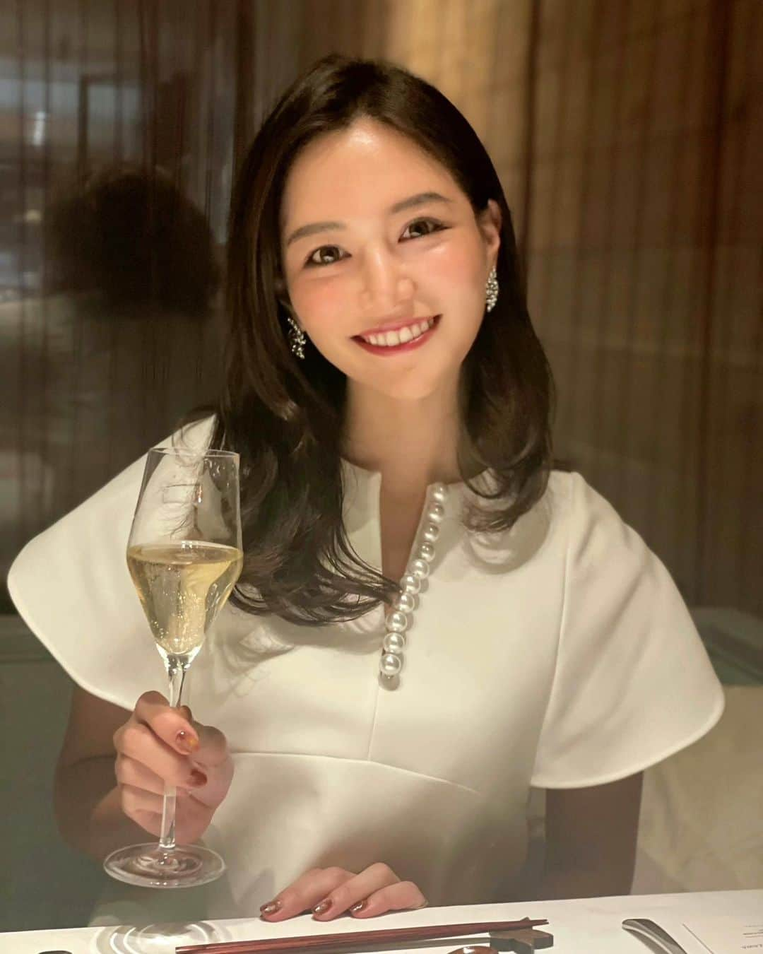 石井里奈さんのインスタグラム写真 - (石井里奈Instagram)「こんばんは✨ . お誕生日のお祝いメッセージ、本当にありがとうございます🥺❤ 心温まる嬉しいメッセージばかりで、心も顔も幸せでホックホクです🍎✨32歳ポーズ🤟✌️笑 . 誕生日は軽井沢でゴルフをして、サウナに入って、美味しいご飯を食べて私の好きなことをたくさんして迎えました✨ 朝は朝焼けも自然も綺麗で、いい歳のはじまり🍁（また別途軽井沢編やります） . 今日はお仕事はお休みでしたが、大好きな撮影にいって @yukie_tsujimura に可愛くヘアメイクしてもらって、 @yoshlko と夜ご飯🥰❤️ . 今はみんなからの嬉しいメッセージを読みながら誕生日の余韻に浸っています☺️ . 32歳、もっと成長して実り多い一年にできるようにこれからもより頑張りたいなと思います❤️ これからもどうぞよろしくお願いします💕 いつもありがとう〜！🥰らぶ！ . #hbd #happybirthday #birthday #birthdaycake #誕生日 #お誕生日 #誕生日ケーキ #誕生日サプライズ #サプライズ #幸せ #happy #birthdaygirl #birthdayparty #birthdaypresent #smile #笑顔 #インスタ映え #10月25日 #ありがとう #軽井沢 #ゴルフ #誕生日ディナー #karuizawa #サウナ #sauna #サウナ女子 #ゴルフ女子 #旧軽井沢 #旧軽井沢銀座 #軽井沢旅行」10月25日 20時31分 - ri7tin1025