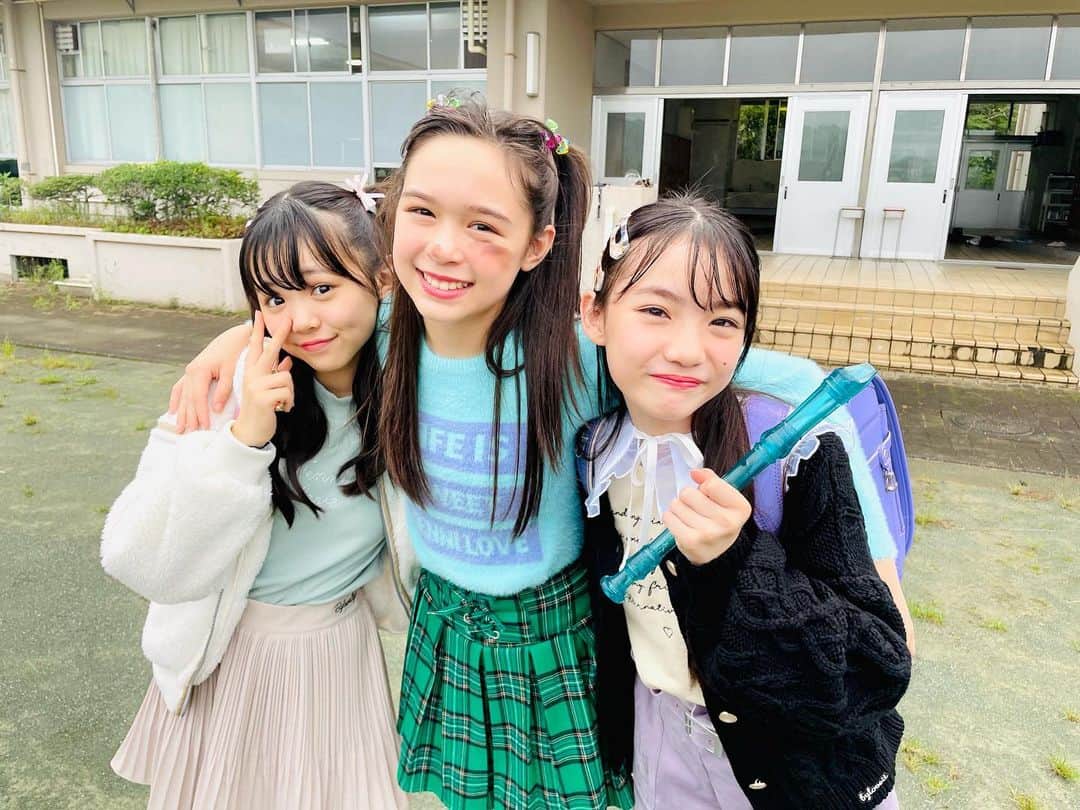 ニコ☆プチのインスタグラム：「👻☀️  安心感のハンパないコンビ、はるふあん😘💓  ハルの身に一体何が…⁈😱 12月号のハルハレ着まわし、 ぜひチェックしてほしいなっ🥳✨  #小松崎ふたば #星名ハルハ #星乃あんな #ニコプチ」