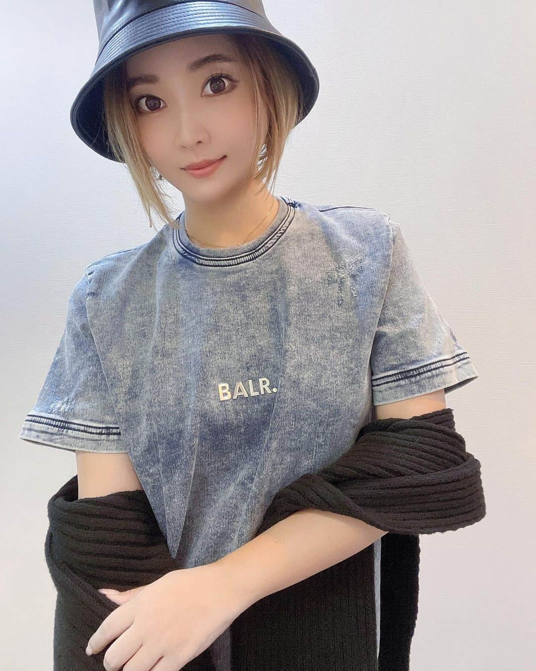 池田沙代のインスタグラム：「BALR.JAPAN LIMITED EDITION♥ @balr_jpn   BALR.初の日本限定コレクションだって🔹🧡  デニムかわいいー😚💕  生地が普通のTシャツよりしっかりしてるからアウターを羽織ってまだまだ着たい☺️🔹  @balancestyle_jpn  ♯balr ♯ボーラー #balancestyle #バランススタイル」