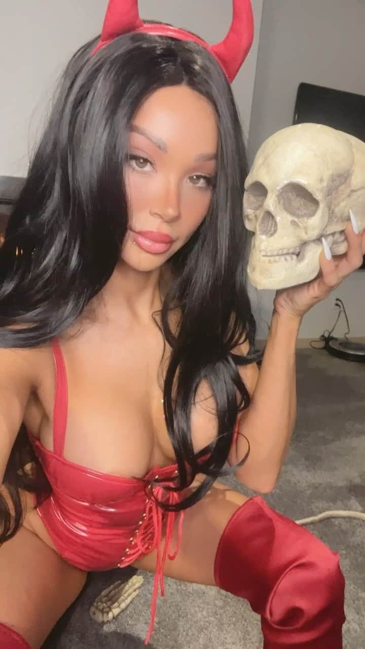 ダニー・リエルのインスタグラム：「My 😈F is ready for the 🌶!!! UNLOCK a fit each day this week 🔐  What are y’all dressing up as?! 💀」
