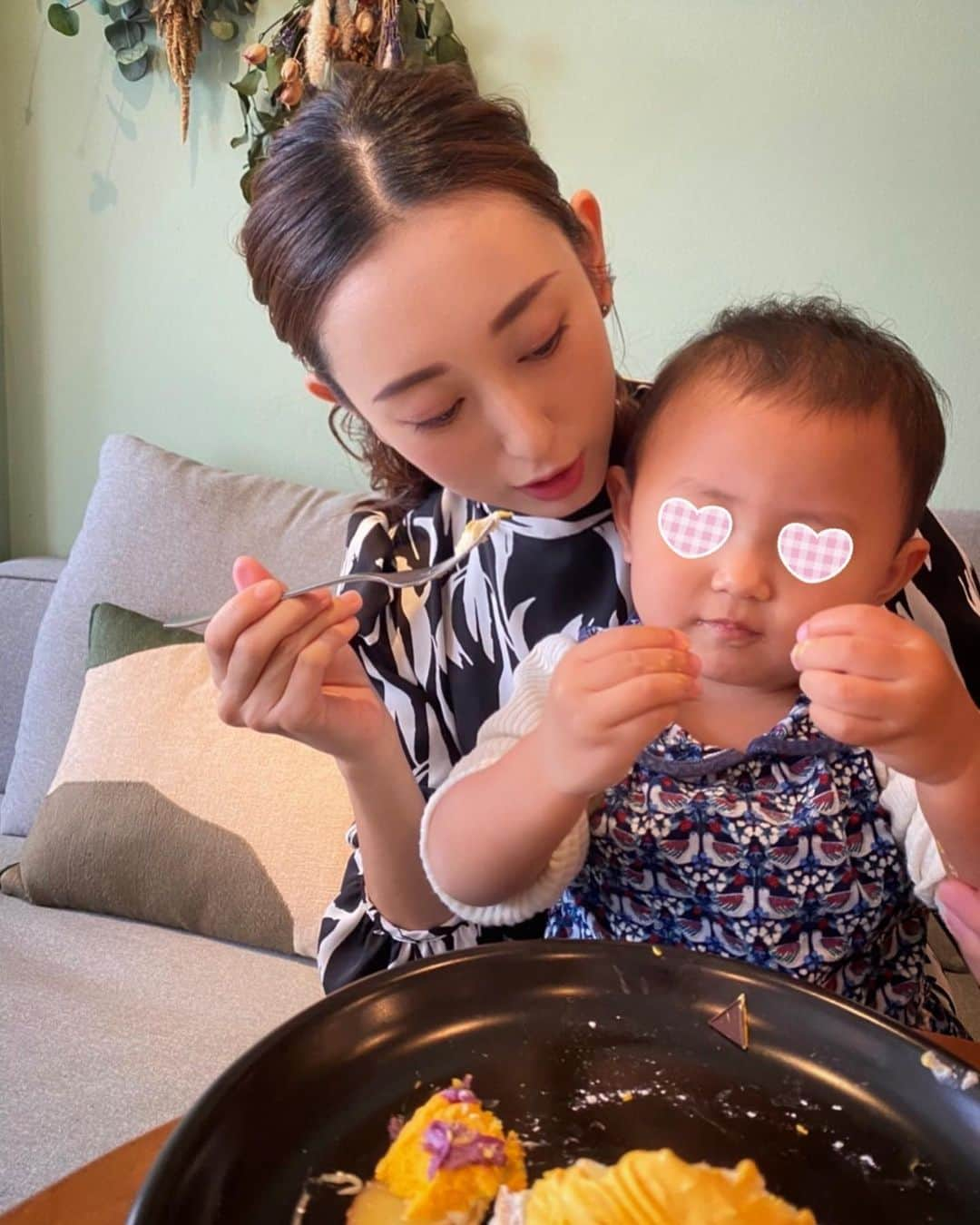 中西麻里衣のインスタグラム：「先日ハロウィンっぽい🥞を食べに行きました🎃 娘も美味しいね。と嬉しそうにパクパク沢山食べていました♡ あれ可愛いね・これ可愛いねと会話しながらの母&娘でのお出かけが楽しくなってきました〜✨」