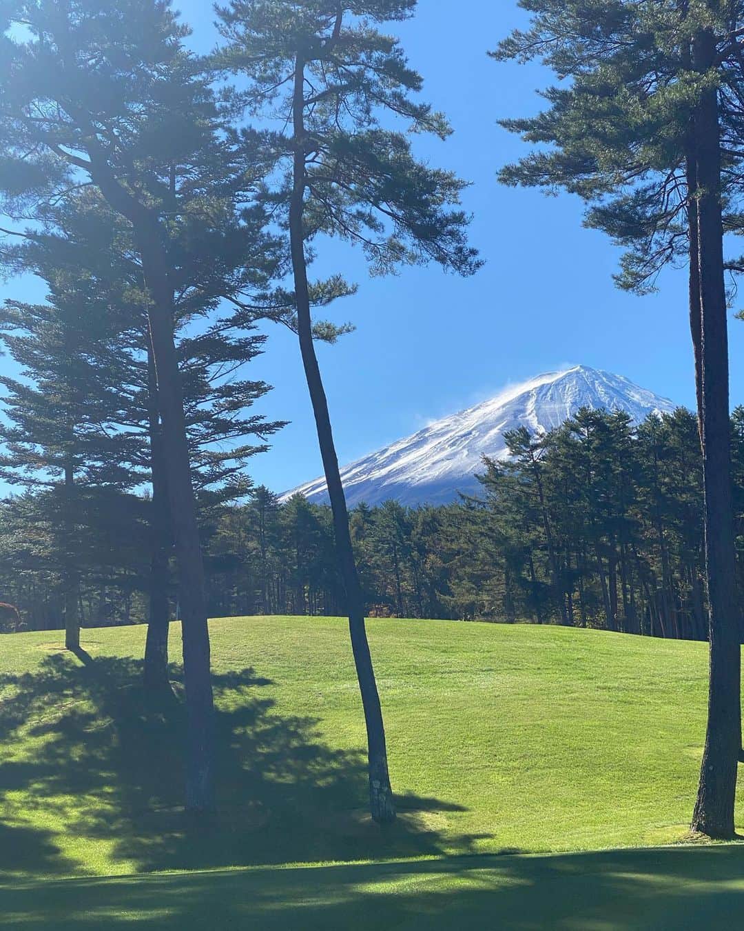 ImotoEtsuyo さんのインスタグラム写真 - (ImotoEtsuyo Instagram)「#おはようございます  ・ 今日は予定していたゴルフが雨で中止。 楽しみにしていたので残念です。 ・ ・ 先週の　#鳴沢ゴルフ倶楽部 は #秋晴れ  いつものメンバーでの鳴沢。 富士山も綺麗に見え とっても気持ちの良いラウンドでした。 ・  #鳴沢ゴルフ倶楽部  #逆さ富士  #逆さ  #mtfuji  #fujisan  #富士山  #富士山🗻  #鳴沢村  #ゴルフ #ゴルフ⛳️ #golf  #golfwear  #golfgirl  #ゴルフ女子  #ゴルフ場  #ゴルフ好き  #ゴルフ大好き  #ゴルフ好きな人と繋がりたい  #山梨  #山梨県 #スイング動画  #ゴルフスイング  ・ ・  #ゴルフコーデ  #ゴルフウェア  #ベスト➡︎ @lanvin_sport_official  #ランバンスポール  ・ 黒のタートルとスカート、ニーハイは @standrews_jp  #セントアンドリュース  #standrews です！」10月26日 7時09分 - bisuhada