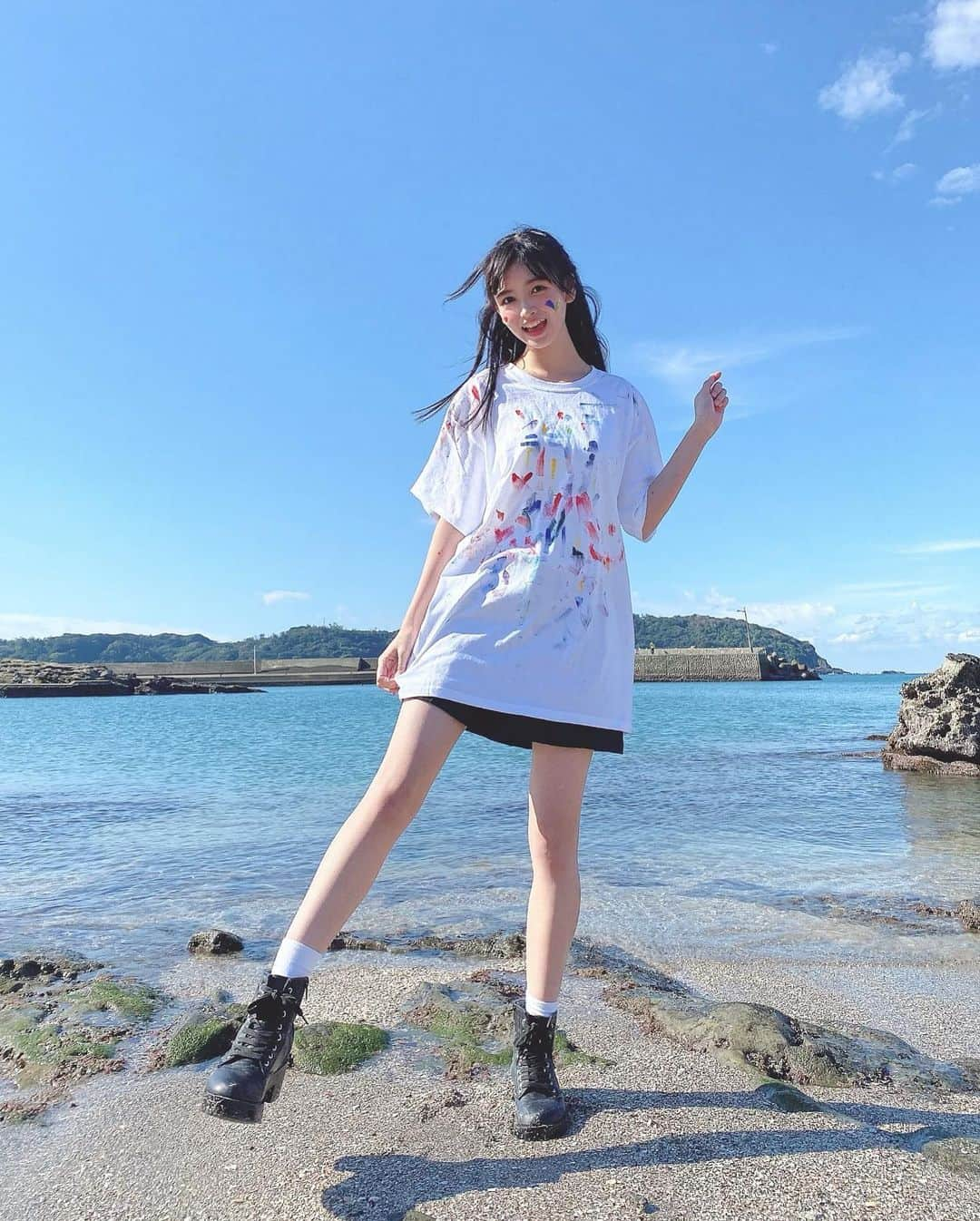 AIRIさんのインスタグラム写真 - (AIRIInstagram)「みんなでぺたぺたしたTシャツ❤️‍🔥 . . PiXMiX #アイドル #idol #偶像 #コーデ #ファッション #大好き #autumn #fall #秋 #海 #千葉 # #Flower #白  #スカート #かわいい #kawaii #日本  #高校生 #ハート #heart #code#fashion #jk #fjk #winter #autumn #followme #Tshirt #Tシャツ #sea」10月26日 7時13分 - aylin200442