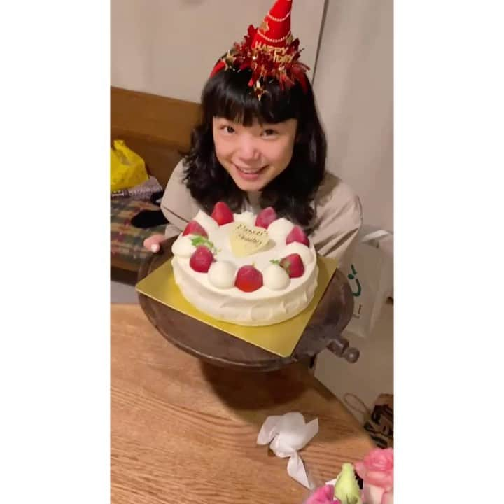 古川琴音のインスタグラム：「* お誕生日でした ・ 25日に25歳になったので、にこにこな年にします🥳皆さんもにこにこいてください✌️ いつもいつもありがとうございます(っᐖ )╮ =͟͟͞͞❤️‍🔥 ・ 昨日の現場で、スタッフさんたちに頂いたケーキ🎂 ずっとこうやって食べてみたかった… ごちそうさまでしたっ🙏🙏🙏 ・ Today is my 25th birthday 🥳  ・ I believe my 25th year will be full of laughter for me and hope you guys too! Thank you for your love all the time❤️‍🔥 ・ Staffs gave me this awesome cake yesterday. And I always wanted to eat like this!!!!!!!!!! Thank you 🙏🙏🙏」