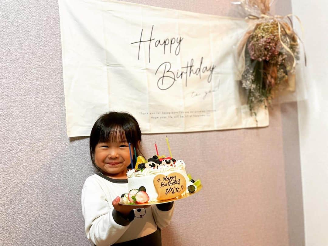 石塚祐輔さんのインスタグラム写真 - (石塚祐輔Instagram)「４歳になりました。 たくさん成長した姿を見せてくれる。 親父たちは幸せですよ。 弟の面倒を、嫌な顔せずにみてくれる優しい姉ちゃん。 これからも、元気な陽向葵でいてね。 らぶだぜ^ ^」10月25日 22時47分 - yusuke_ishitsuka3939