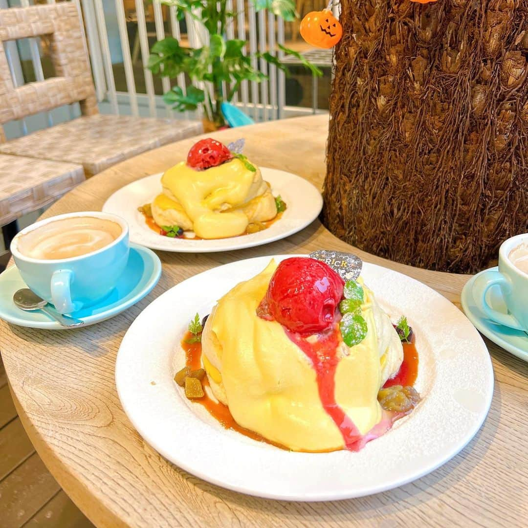 さわいえりさんのインスタグラム写真 - (さわいえりInstagram)「久しぶりに原宿の @whc_tokyocafe に期間限定 かぼちゃパンケーキ食べに行って来た🎃♡  濃厚なかぼちゃクリームに、 カシスアイスの甘酸っぱさがぴったり♩  栗もたくさん入っていて、秋の味覚を楽しめました💗  私達は、追加でポテトも頼んじゃったよ笑   @whc_tokyocafe #ワーキングホリデーコネクション #原宿パンケーキ #かぼちゃパンケーキ #原宿カフェ #原宿スイーツ #おしゃれカフェ」10月25日 22時49分 - beauty_eri7